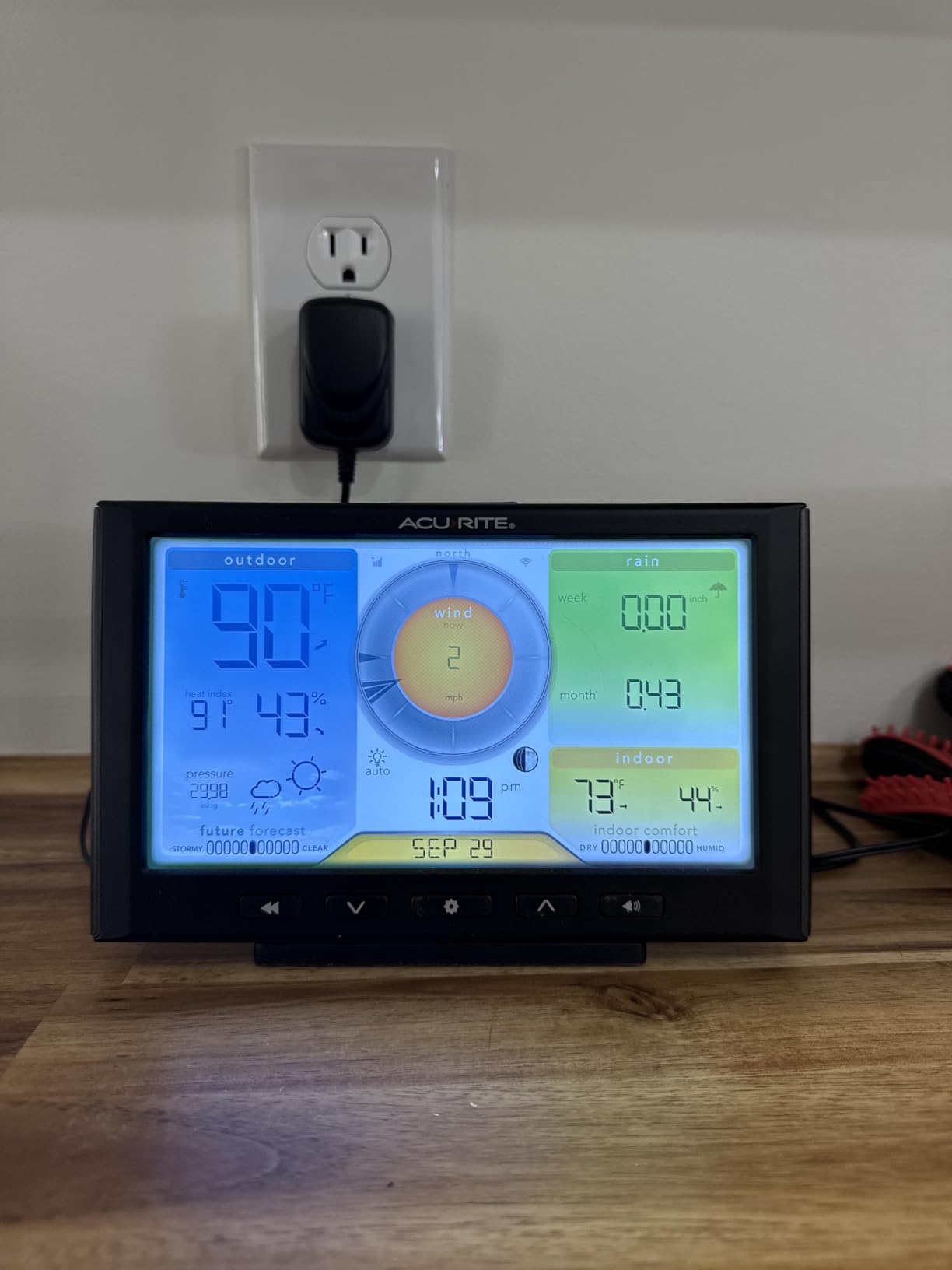 AcuRite Iris (5-in-1) Home Weather Station with Wi-Fi Connection to Weather Underground with Temperature, Humidity, Wind Speed/Direction, and Rainfall (01540M), Black customer photo 2