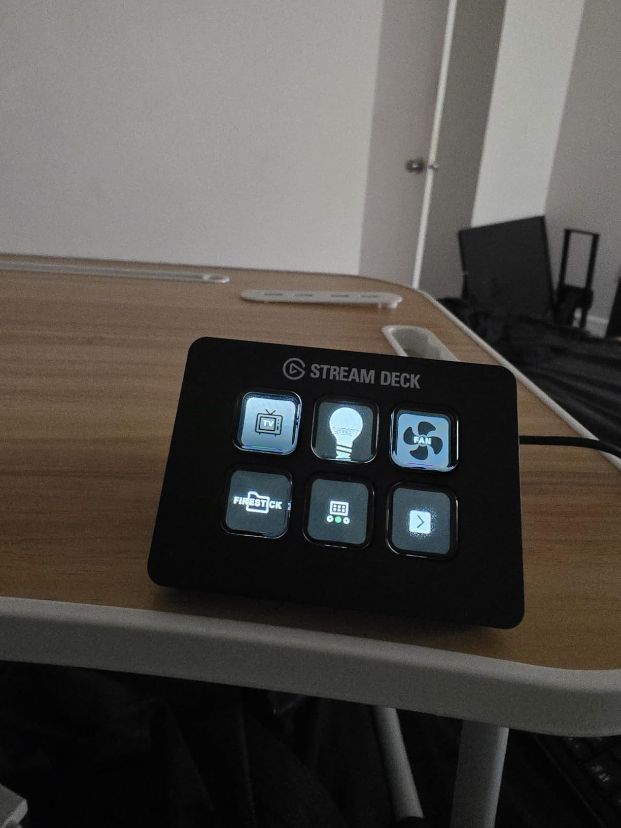 Elgato Stream Deck Mini, 6 Customizable LCD Macro Keys customer photo 2