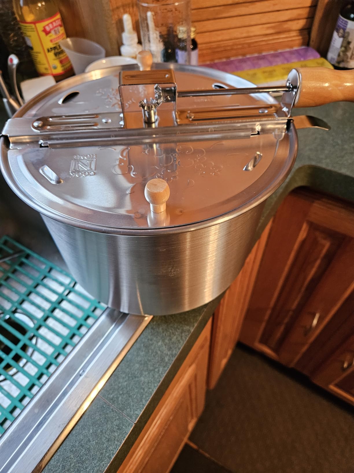 Cook N Home Stovetop Popcorn Popper 6 Quart - Hand Crank Popcorn Maker | with Metal Gears, Stirring System and Wooden Handle, Aluminum Popcorn Pot for Family Time & Camping customer photo 2