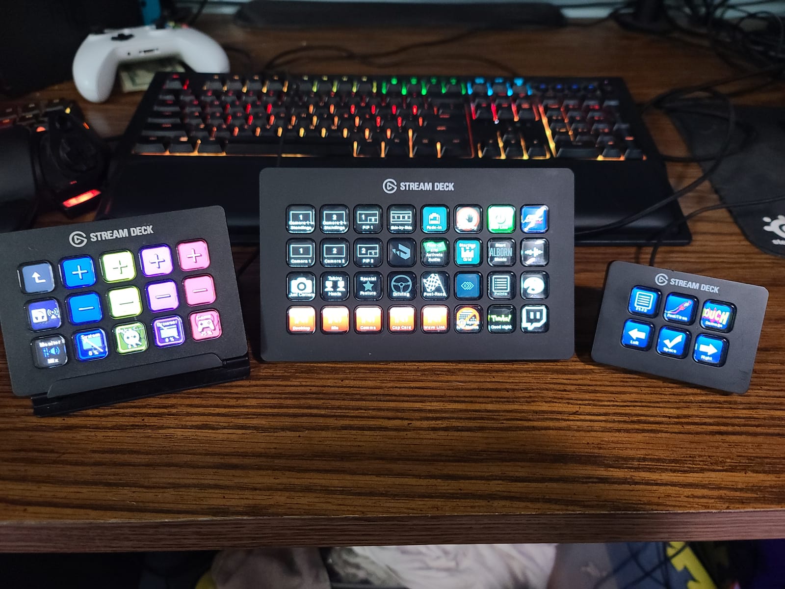 Elgato Stream Deck XL Advanced Studio Controller, 32 Keys customer photo 1