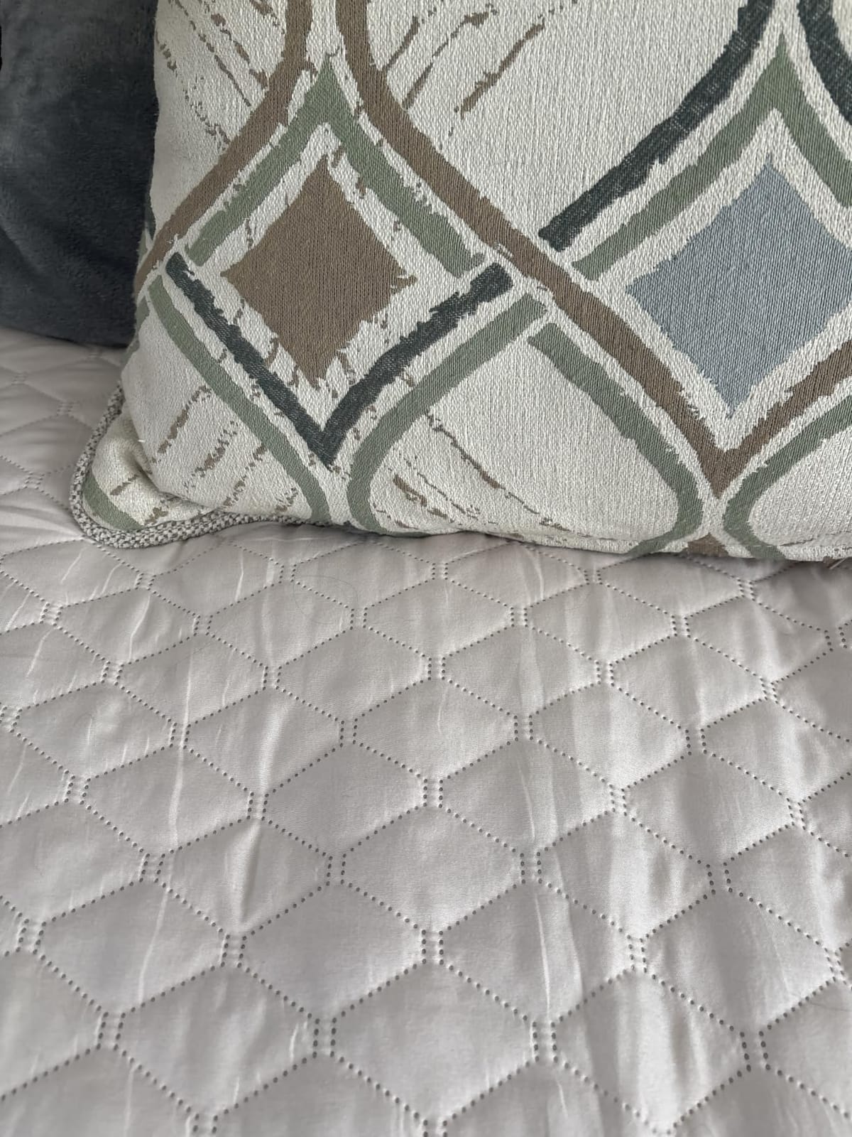 Exclusivo Mezcla Reversible Full Queen Quilt Bedding Set, Grey | Lightweight Bedspreads with 2 Pillow Shams, Soft Microfiber, All Season Bed Coverlets for Bedroom Guest Room, 90x96 Inch customer photo 1
