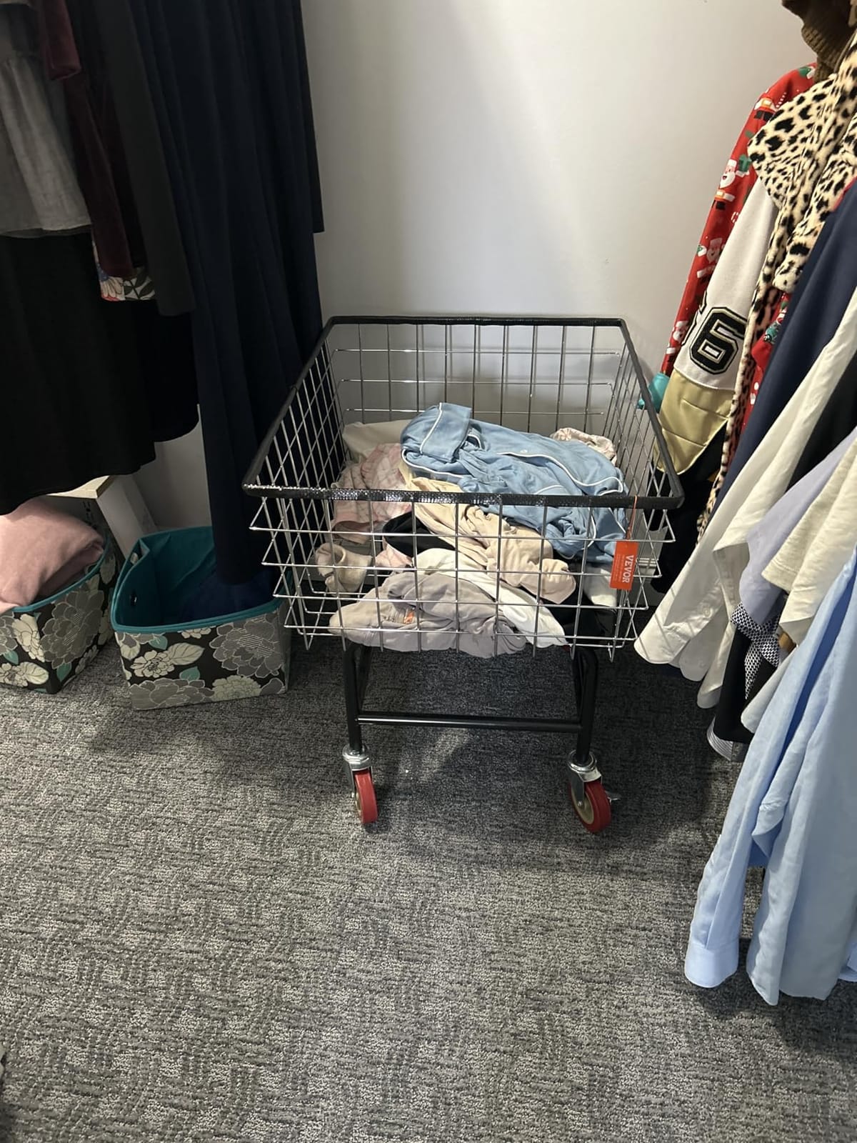 VEVOR Wire Laundry Cart 2.8 Bushel Wire Laundry Basket with Wheels | Commercial Basket Cart, Steel Frame with Chrome Finish, 4