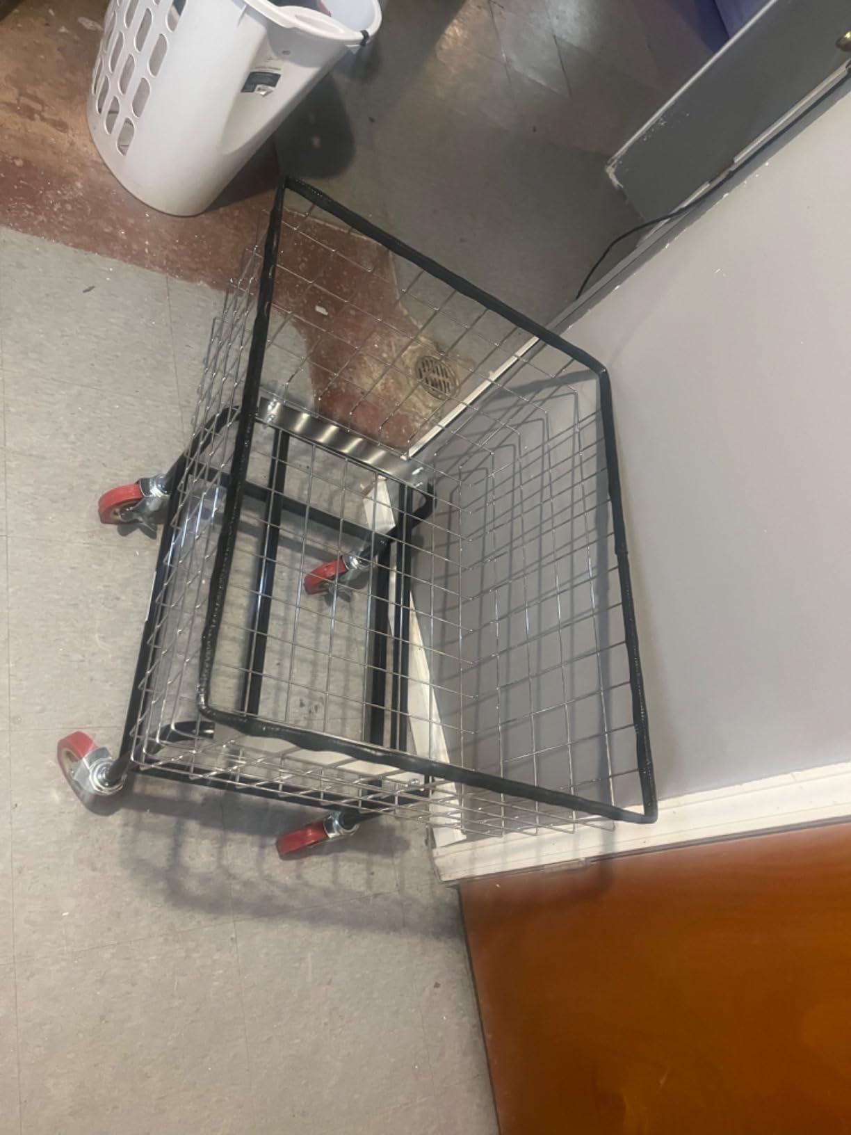 VEVOR Wire Laundry Cart 2.8 Bushel Wire Laundry Basket with Wheels | Commercial Basket Cart, Steel Frame with Chrome Finish, 4