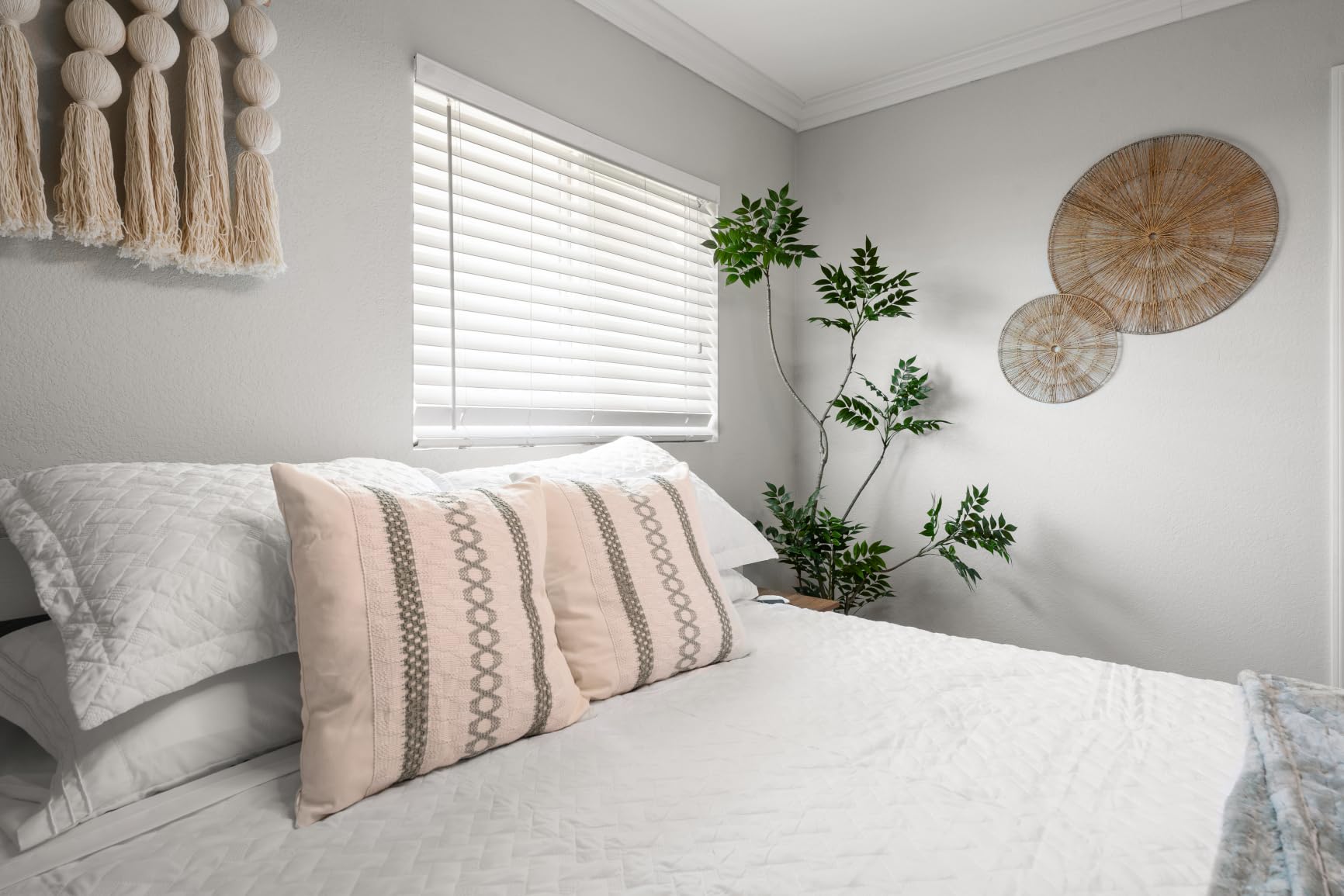 Bedsure Quilts Queen Size - Lightweight Comforter Queen Size for Summer, Bright White Bedspread Quilt with Clover Pattern, Soft Ultrasonic Coverlet, Modern All-Season Bedding, 90 x 96 Inches customer photo 1