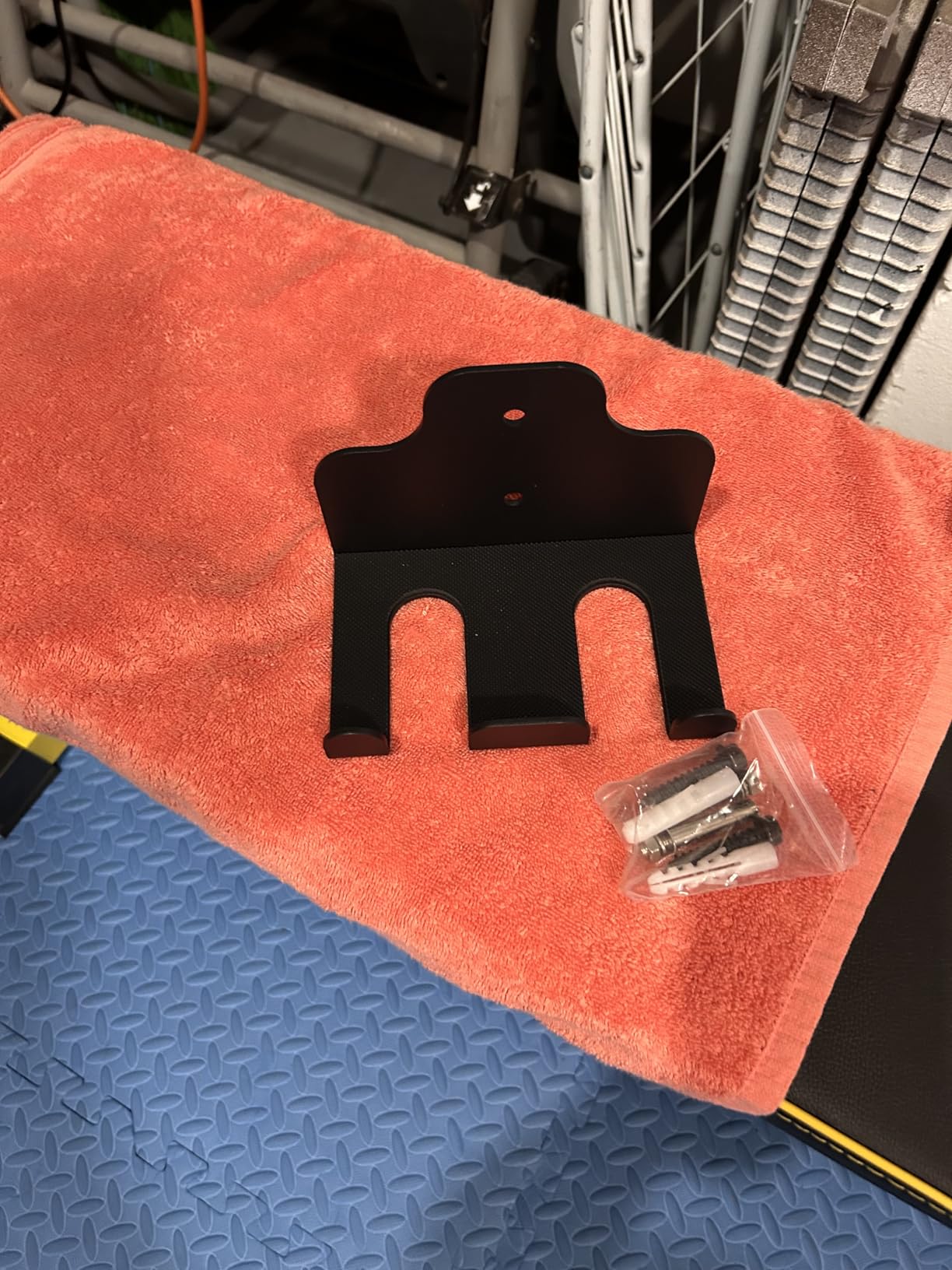 JNIHEEP Olympic Barbell Hanger, Garage Gym Bar Wall Rack, Vertical Barbell Mount Rack, Black Powder Coated, Space Saving Commercial or Home Gym Accessory, Holds Under 33mm Bar Size customer photo 2