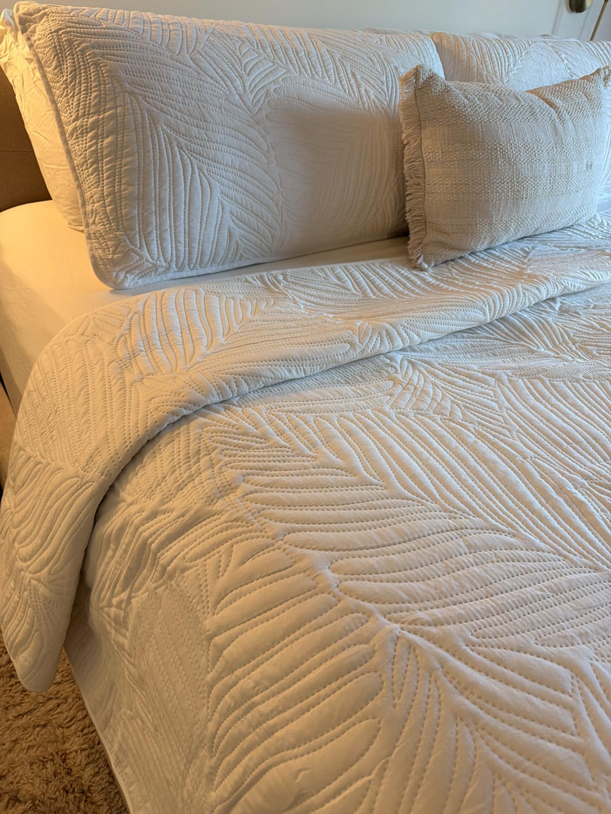 Exclusivo Mezcla Lightweight King Quilt Bedding Set, Soft Microfiber | Summer Beige Quilts King Size with Pillow Shams, Decorative Leaves Pattern Coverlets Bedspreads for Bedroom Guest Room customer photo 1