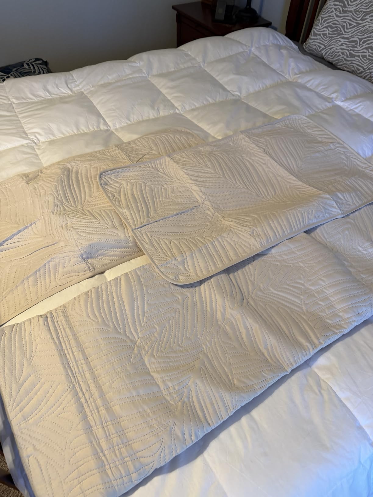 Exclusivo Mezcla Lightweight King Quilt Bedding Set, Soft Microfiber | Summer Beige Quilts King Size with Pillow Shams, Decorative Leaves Pattern Coverlets Bedspreads for Bedroom Guest Room customer photo 2