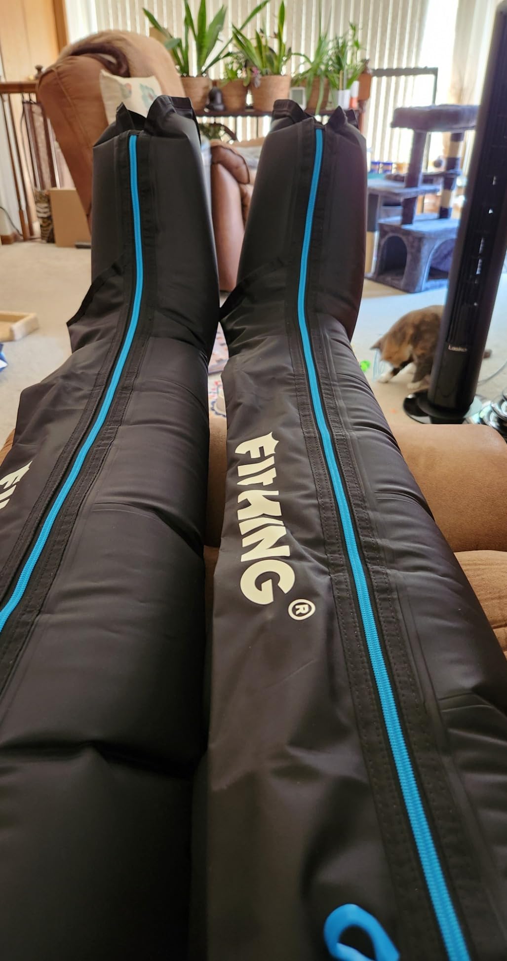 FIT KING Professional Air Compression Leg Recovery System, Cordless Rechargeable Leg Compression Massager Boots for Fast Recovery & Improved Circulation, Compression Boot for Athletes (Medium) customer photo 1