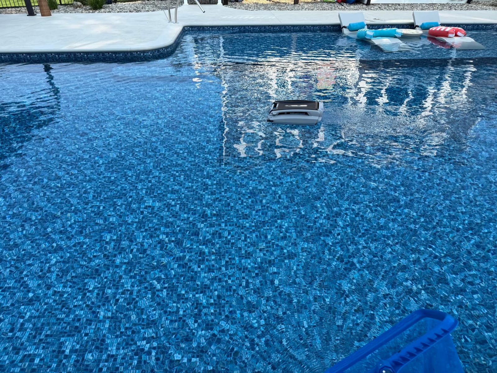 Betta SE Plus - Solar-Powered Robotic Pool Skimmer with 24/7 Continuous Cleaning Power, Dual Charging Options, Twin Salt Chlorine Tolerant Motors, and Shallow Water Safeguard customer photo 2