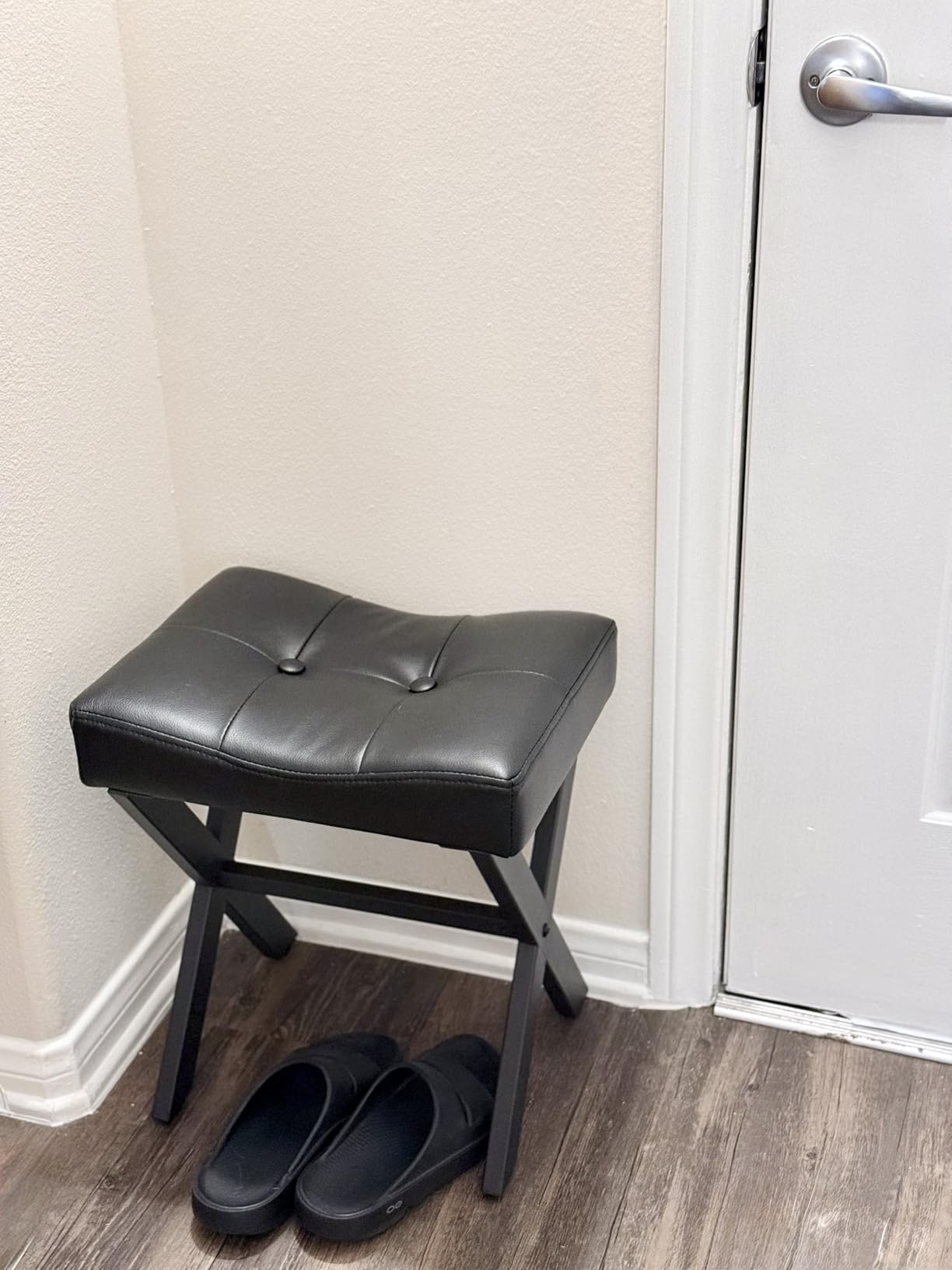 Memobarco 18-Inch Leather Vanity Stool Chair, Vanity Bench with Metal X-Leg, Ottoman Accent Stool with Thick Padded Saddle Seat, Black customer photo 1