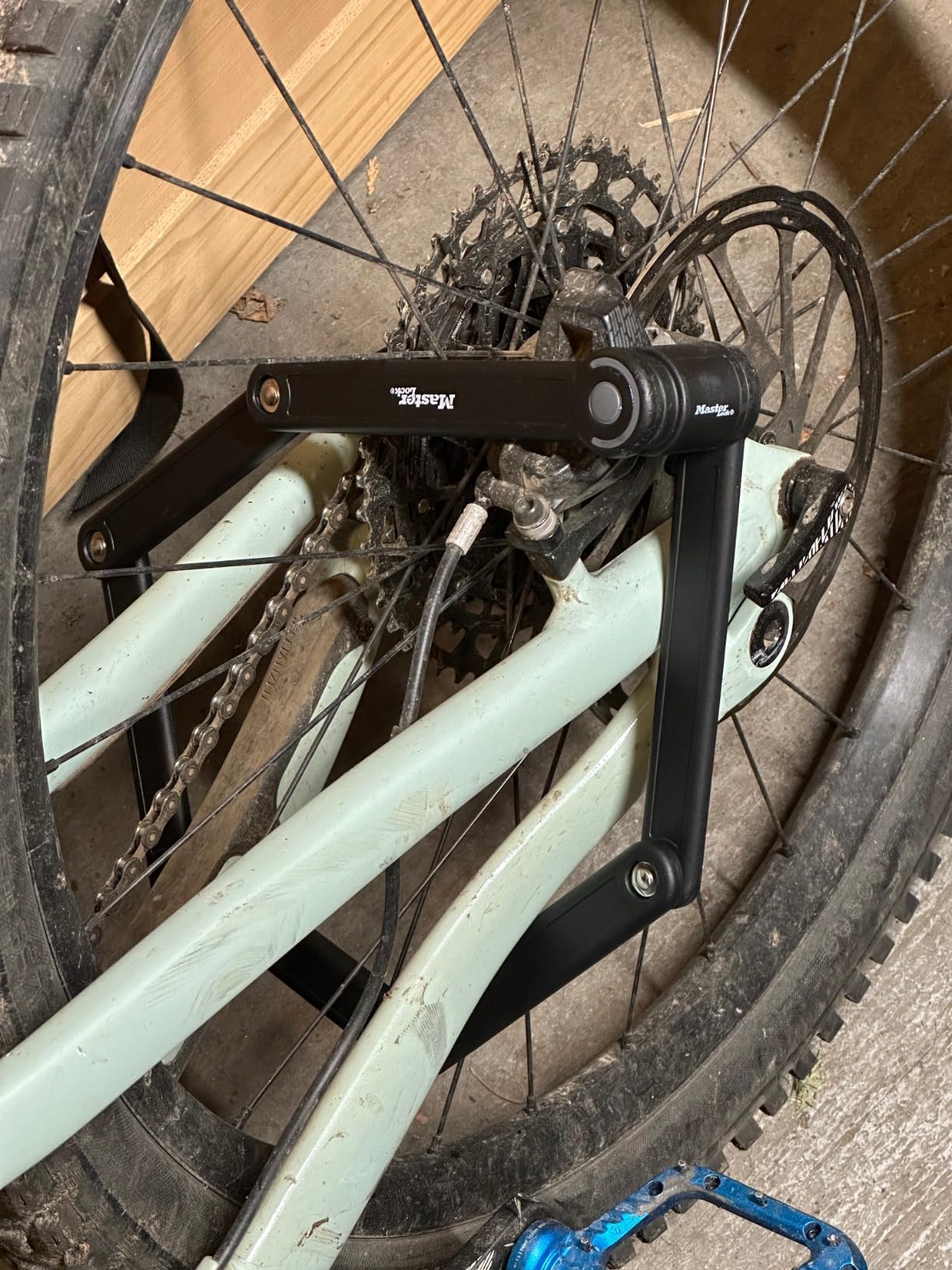 Master Lock Black Hardened Steel Link Folding Bike Lock with Key, Heavy Duty Anti-Theft Lock for Bicycles, Electric Scooters, 2-3/4ft (84cm) Length x 0.13 in (3.5 mm), 8335EC customer photo 1