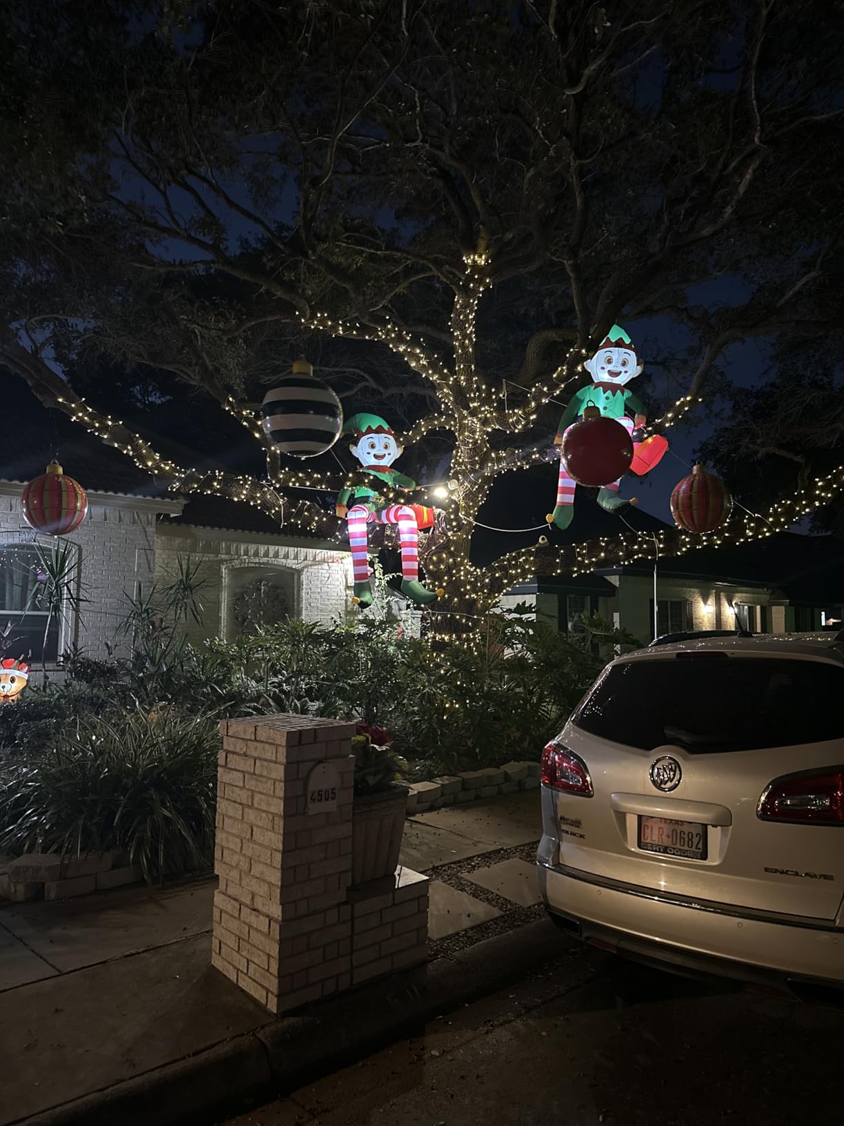 8 FT Christmas Inflatable Outdoor Decorations, Sitting Elf Holding Gift Bag Blow Up Christmas Decorations with Built-in LED Lights for Holiday Party Lawn Garden Yard Outdoor Xmas Decorations customer photo 1