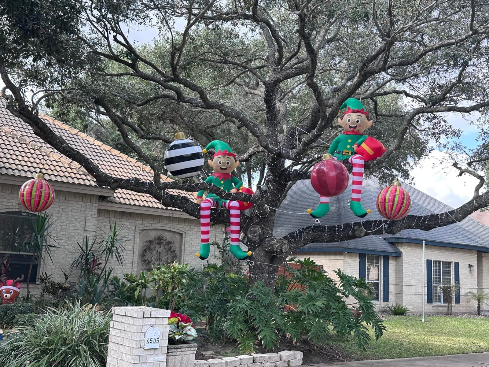 8 FT Christmas Inflatable Outdoor Decorations, Sitting Elf Holding Gift Bag Blow Up Christmas Decorations with Built-in LED Lights for Holiday Party Lawn Garden Yard Outdoor Xmas Decorations customer photo 2