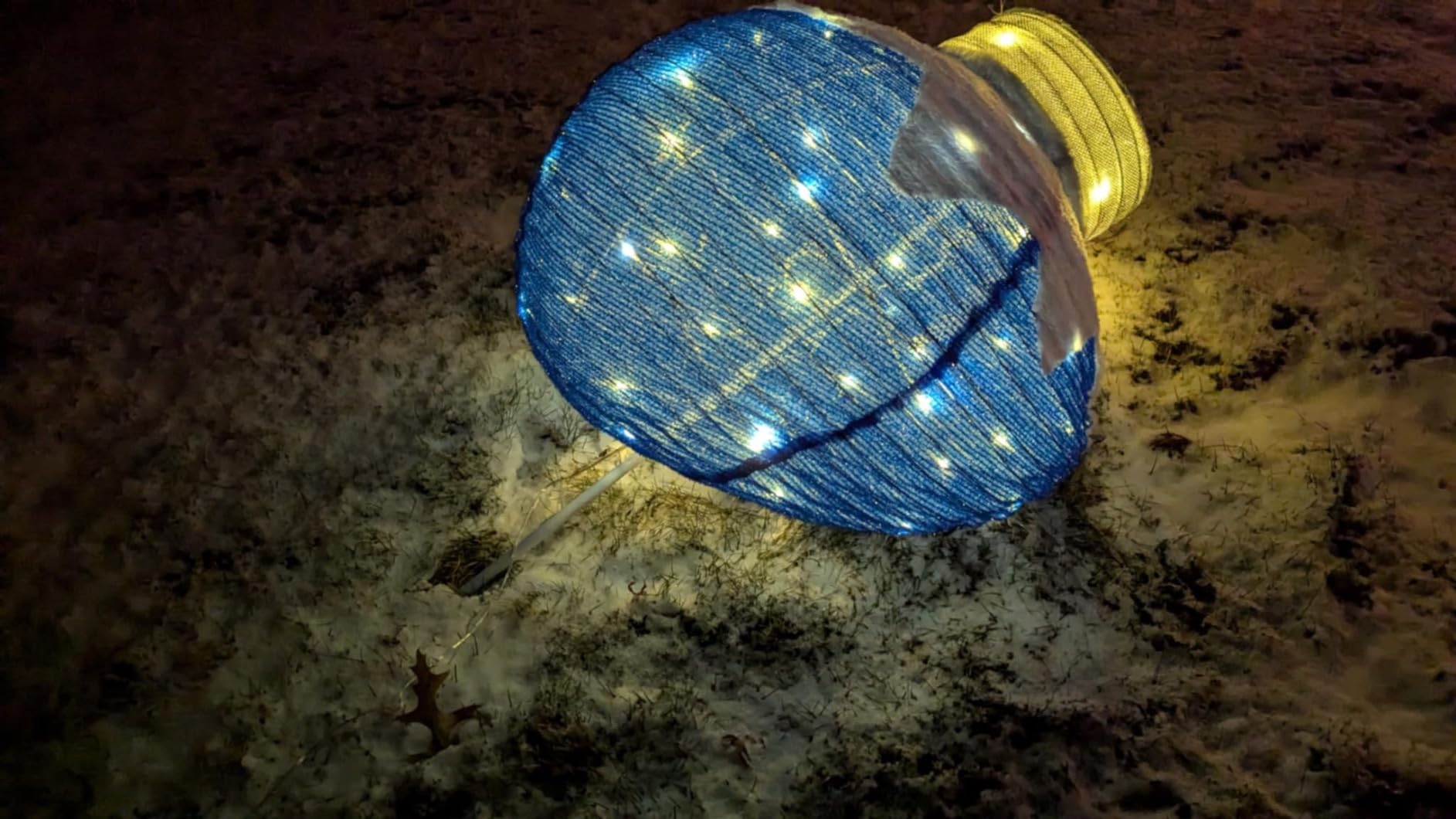 Dazzle Bright Christmas Ball Decorations, 3 Pcs Pre-Lit 270 LED Pop-Up Christmas Ball Set with Base, 8 Modes Lighted Collapsible Balls for Indoor Outdoor Garden Yard Party Xmas Decor customer photo 1