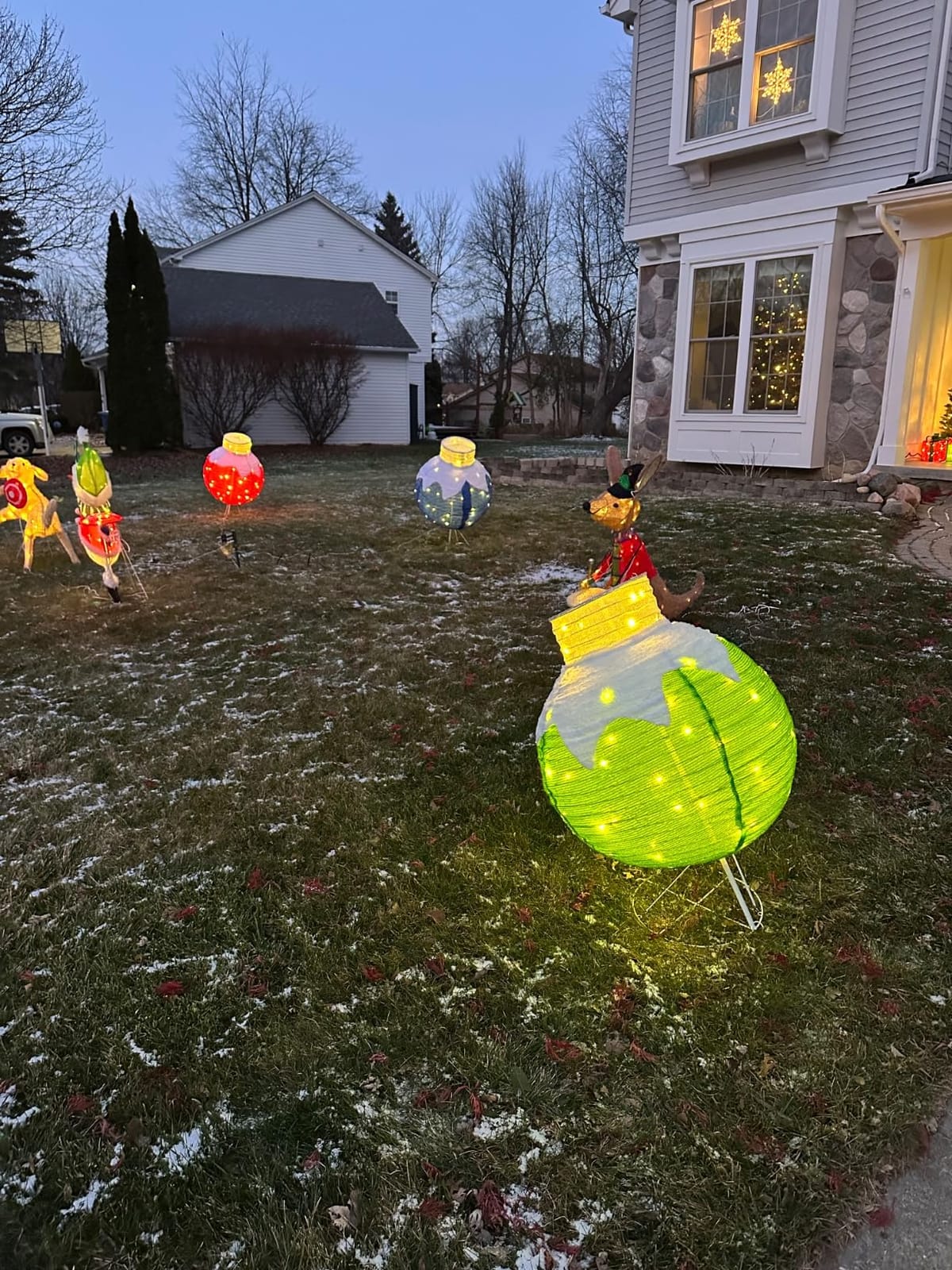 Dazzle Bright Christmas Ball Decorations, 3 Pcs Pre-Lit 270 LED Pop-Up Christmas Ball Set with Base, 8 Modes Lighted Collapsible Balls for Indoor Outdoor Garden Yard Party Xmas Decor customer photo 2