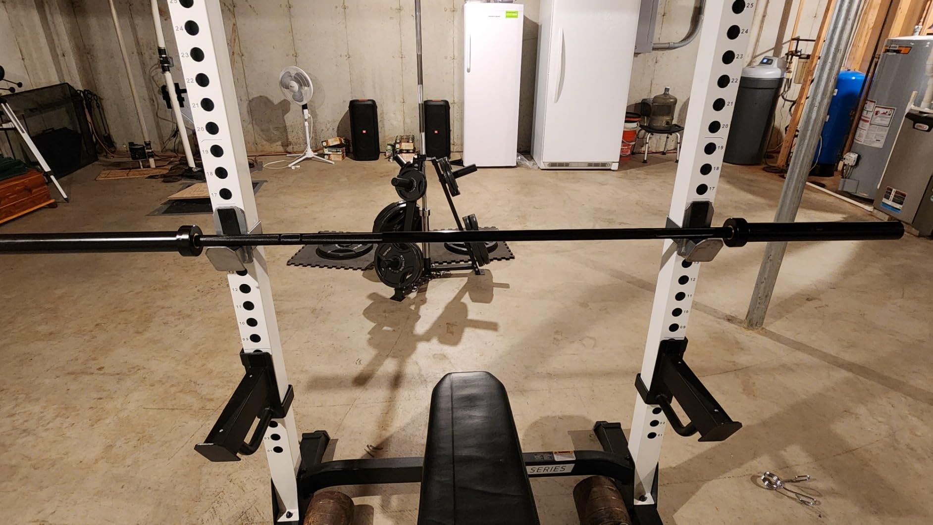 HANDBODE 7 ft Olympic Barbell, 45 lb Weight Bar, 2-Inch Sleeves | 1000-Pound Capacity, Hybrid Needle Bearings, Brass Bushings, 28 mm Knurl, Dual Grip Marks customer photo 1