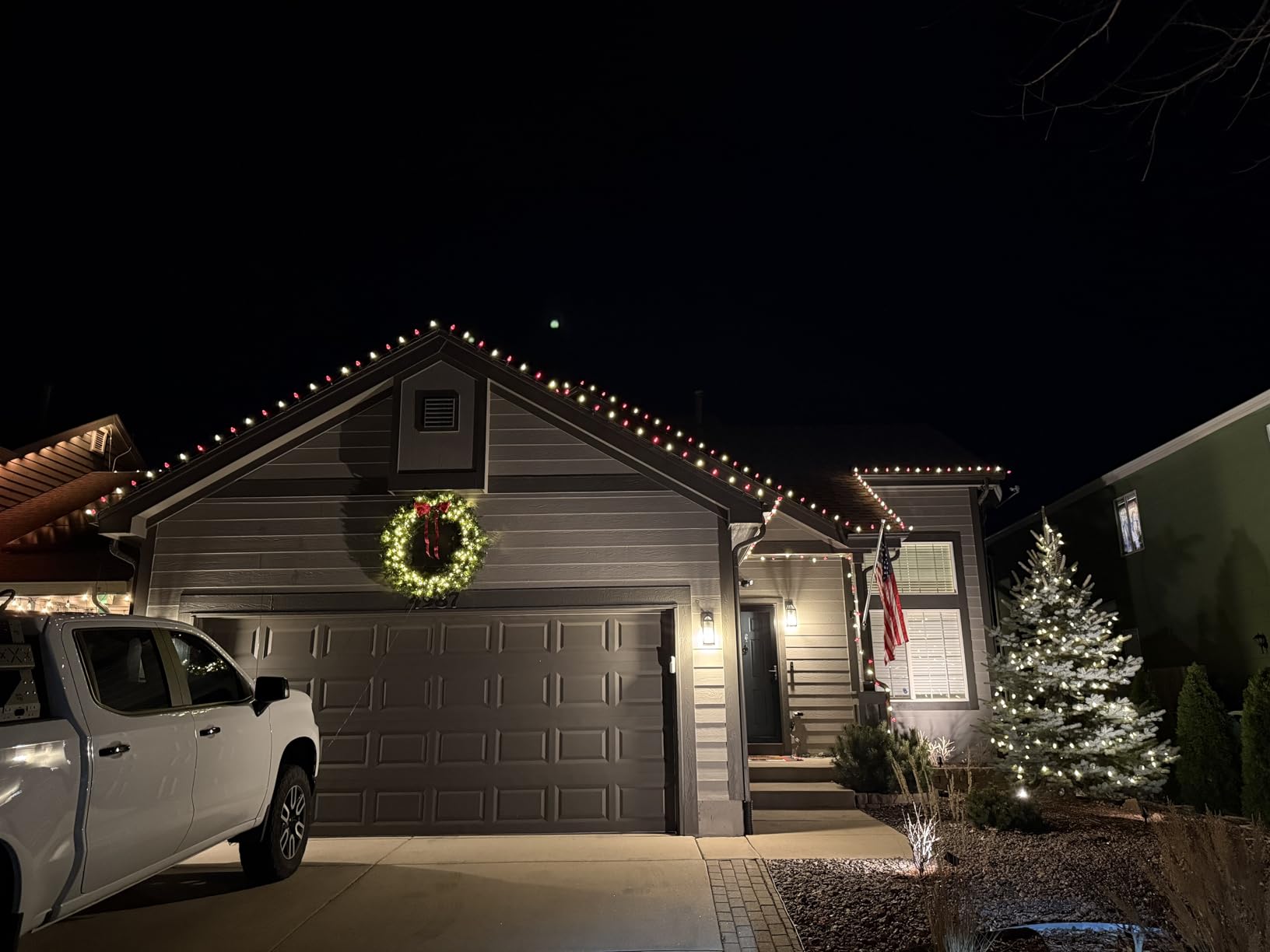Yaheetech 30in Large Artificial Christmas Wreath, Pre-lit Holiday Accent Decoration with Red Bow, 110 LED Lights & 300 PVC Tips, Metal Structure for Door Wall & Mantel customer photo 1