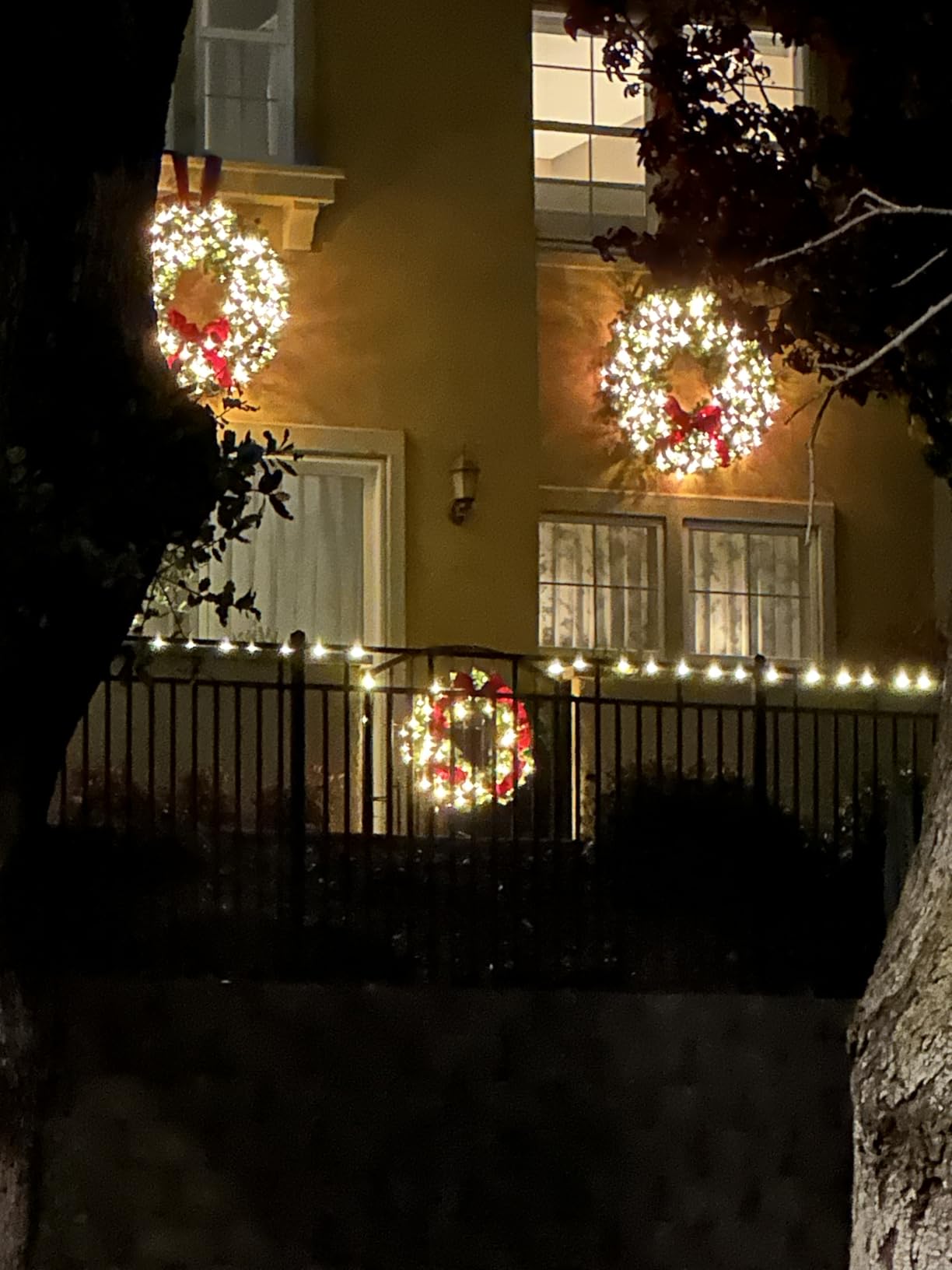 Best Choice Products 30in Large Artificial Pre-Lit Fir Christmas Wreath Holiday Accent Decoration w/ 100 LED Lights, 220 PVC Tips customer photo 1