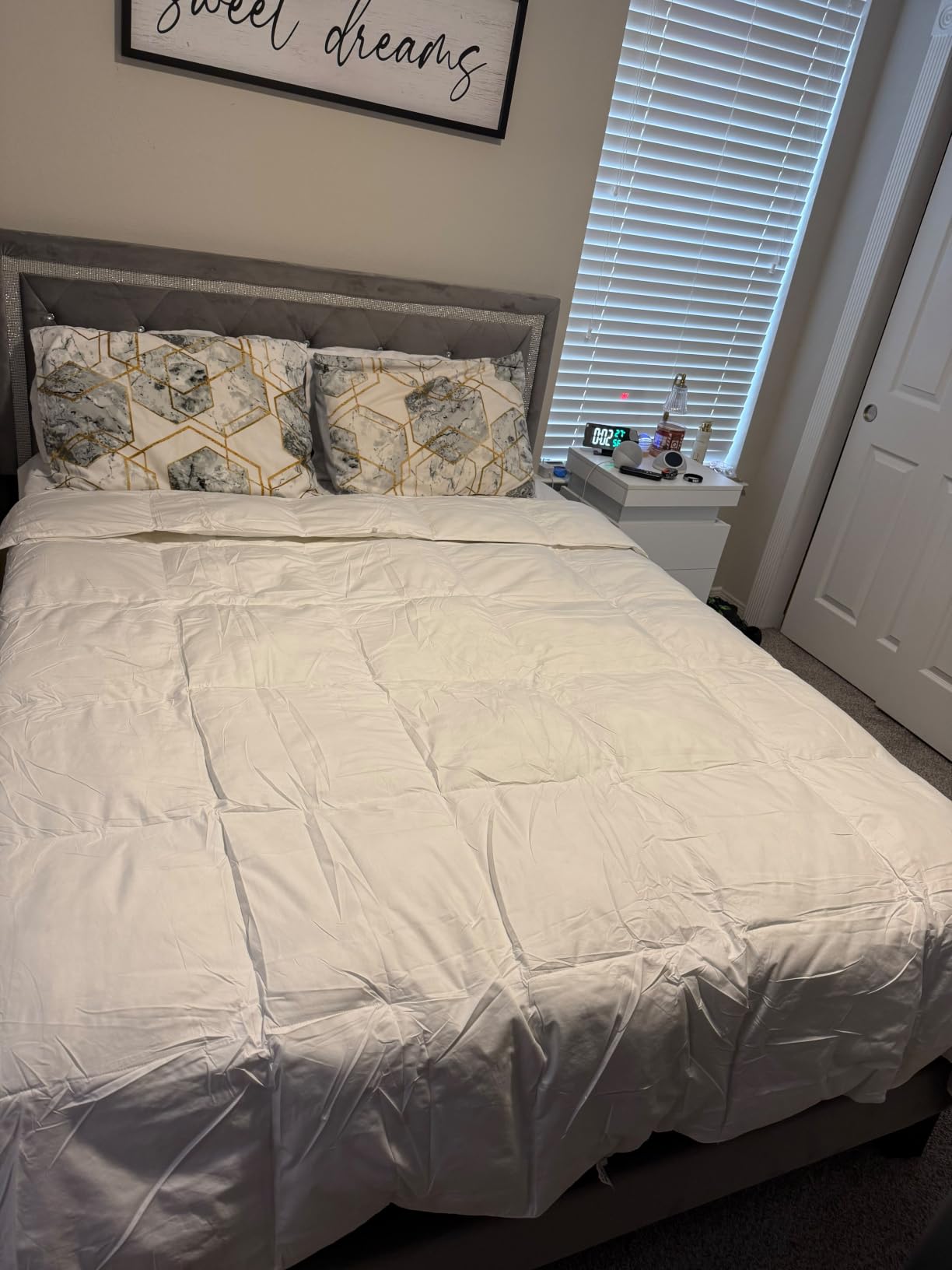 Hotel Grand Luxury White Goose Feather Down Fiber Comforter Full Queen Size | 100% Cotton Cover All Season Duvet Insert Queen, Medium Warmth Bedding Comforter with 8 Corner Loops, 90x90 Inch customer photo 2