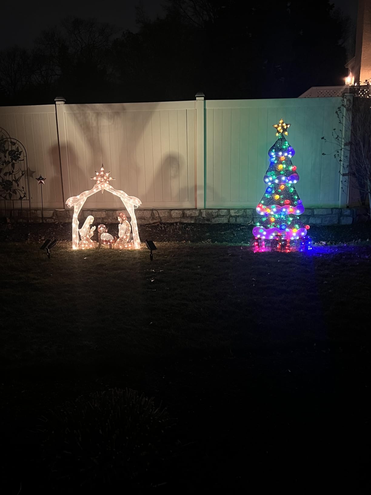 Best Choice Products 6ft Lighted 2D Christmas Tree Outdoor Décor, Large Holiday Yard Decoration w/ 170 Twinkling LED Lights, Storage Bag - Red customer photo 2