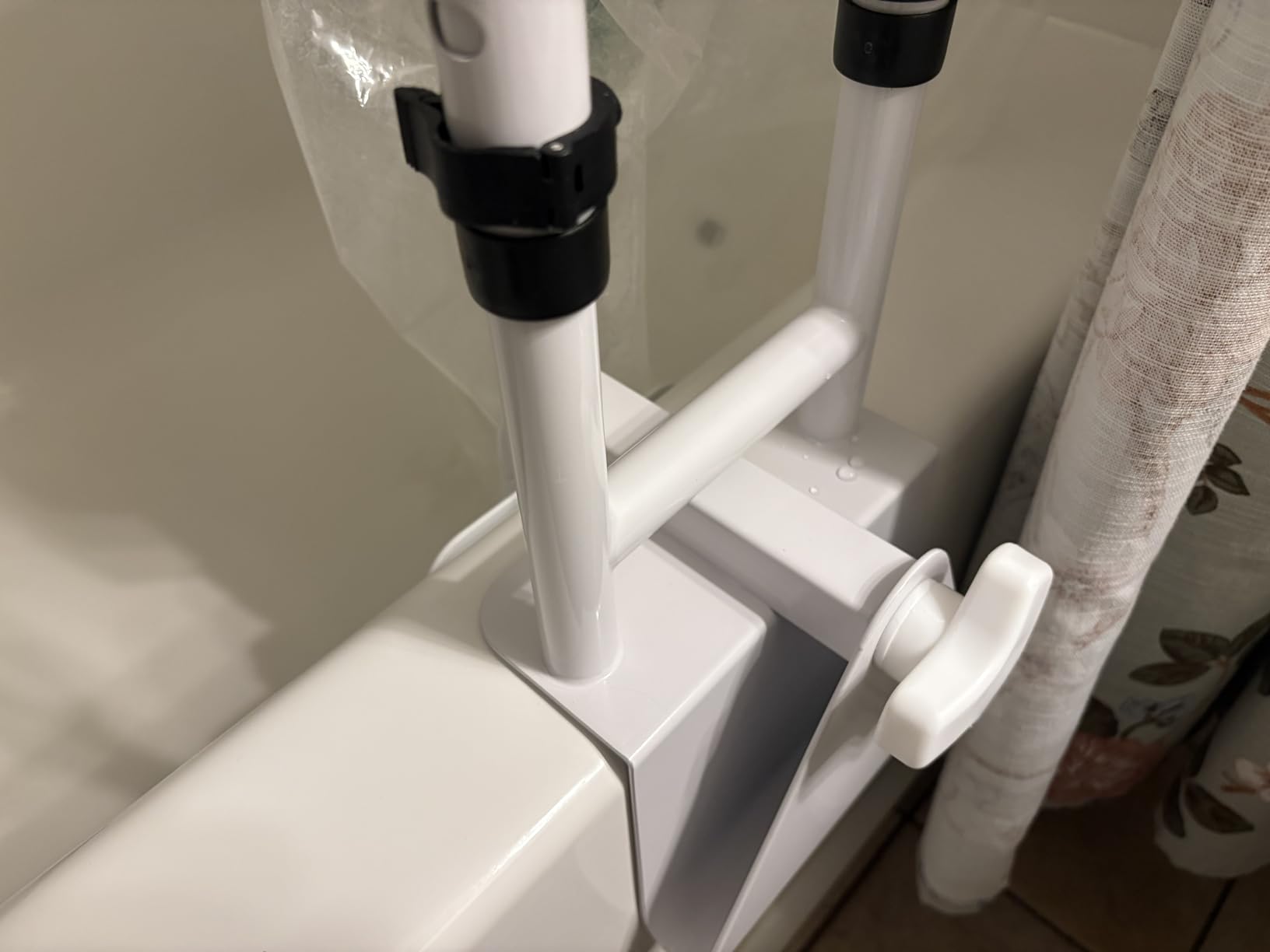 Adjustable Bathtub Safety Rail, Bathtub Handle Grab Bar with Non-Slip Grip for Seniors, Elderly, Fits 3.1 to 6.7 Inch Tub Walls, Supports 300 lbs customer photo 2