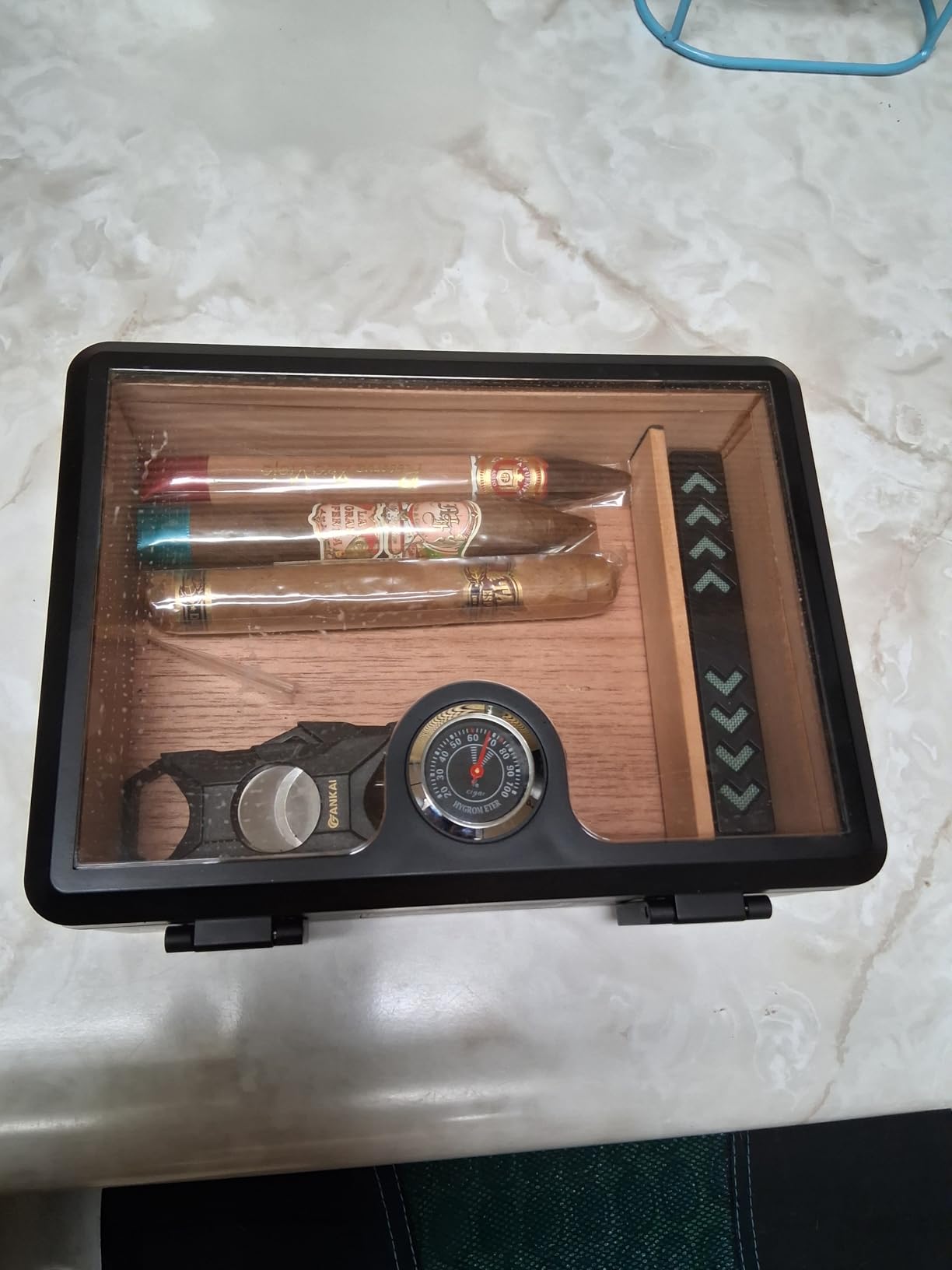 Cigar Humidor, Full Glass Top Cigar Box with Humidifier and Hygrometer, Drop-proof Crushproof Cigar Case, Cedar Wood Lining Storage Box with Divider for 20-25 Cigars (Black) customer photo 2