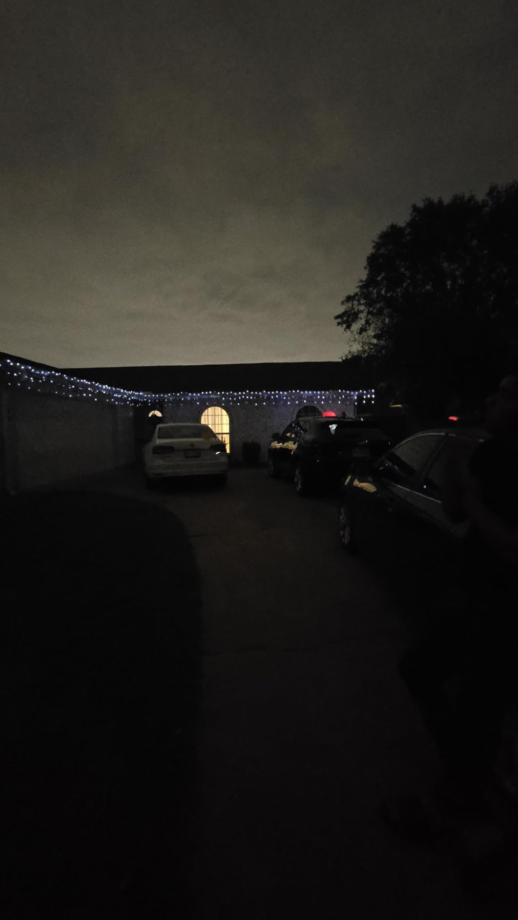 612 LED 60FT Christmas Icicle Lights, 136 Drops, 12 Modes, Cool White | Weather-resistant Twinkle String Lights with Timer Memory and Dimming for Eaves, Roofs, Windows, Patios Decor customer photo 2