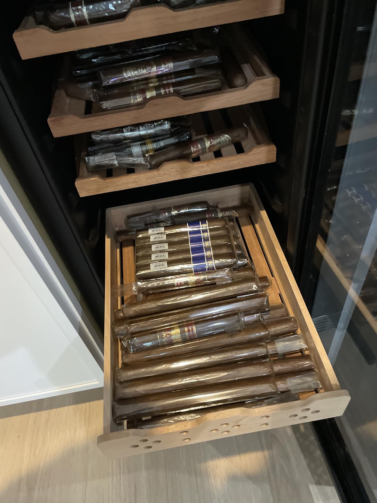 Tylza 88L Cigar Humidor Cabinet, Humidity & Temp Control Electric Humidors for Cigars, 640 Counts, Silent Compressor, Reversible Door, Cigar Humidors with Spanish Cedar Drawer Shelves customer photo 1