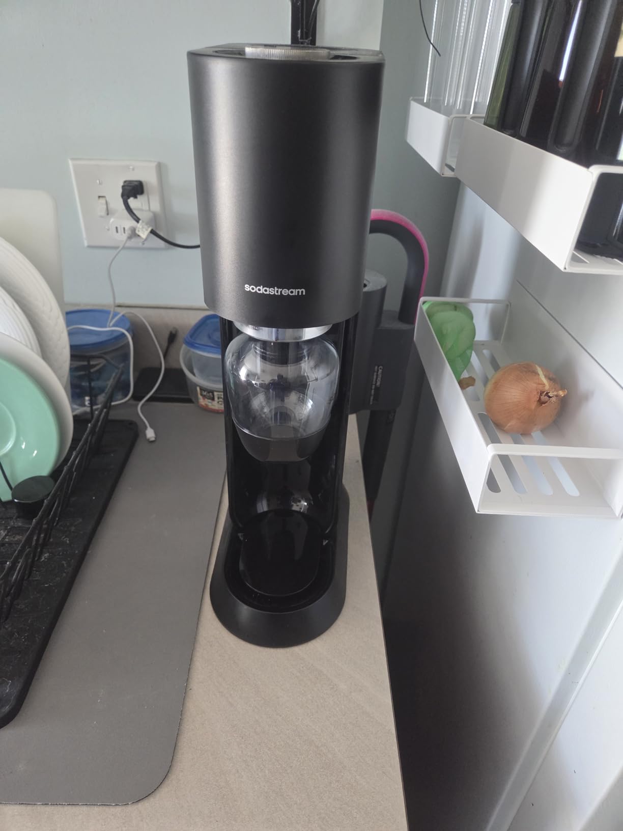 SodaStream MIX, Sparkling Drink maker & Soda Maker Kit, Carbonates Any Drink, With Dishwasher Safe Carbonating Bottles and 1 CO2 Cylinder/Carbonator, Makes Up To 60L* Drinks, Black customer photo 1