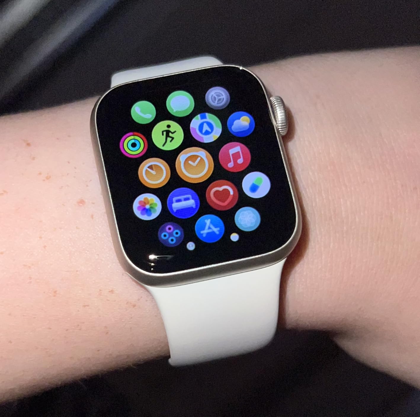 Apple Watch SE 3 [GPS 40mm] Smartwatch with Starlight Aluminum Case with Starlight Sport Band - S/M, Fitness and Sleep Trackers, Heart Rate Monitor, Always-On Display, Water Resistant customer photo 2