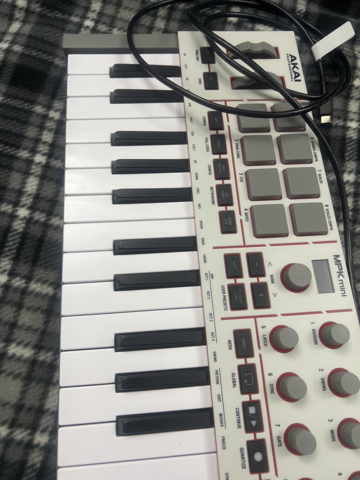 Akai Professional MPK Mini IV 25-Key USB-C MIDI Keyboard Controller, Black | Velocity-Sensitive Mini Keys, 8 MPC Pads, 360° Knobs, Chord and Scale Mode, for Beat Makers, Music Production customer photo 2