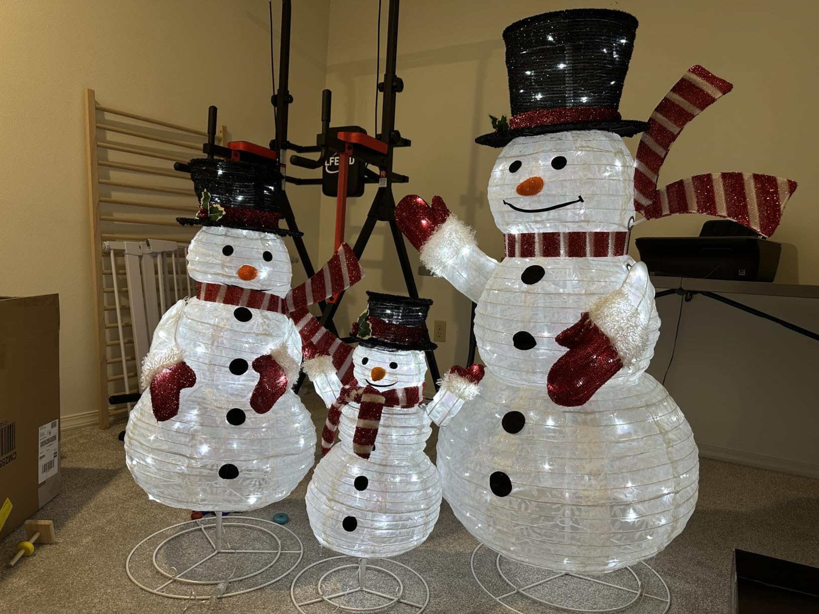 Tangkula 3-Piece Christmas Lighted 3D Snowman Family Decoration, 4.1 FT Pre-Lit Xmas Snowman Set with 270 LED Lights, Indoor Outdoor Christmas Holiday Decoration for Home Lawn Yard Garden customer photo 2
