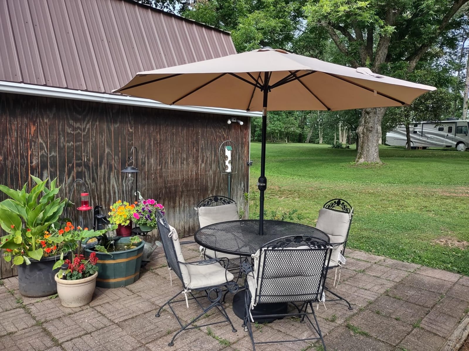 Garvee 9FT Solar Patio Umbrella Outdoor Umbrella with 32 LED Lights | Crank Lift, Push Button Tilt & 8 Sturdy Ribs, UV Resistant Waterproof Market Umbrella for Pool, Yard, Garden(Navy Blue) customer photo 2
