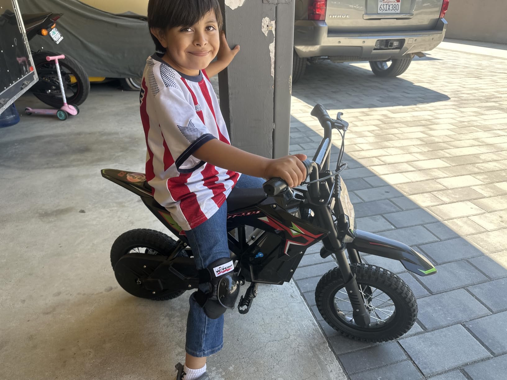 36V Electric Dirt Bike, 700W Peak Motor, Up to 15.5 MPH & 13.7 Miles, Rear Suspension & Dual Brakes, 3-Speed E-Bike for Kids Ages 3-10 (Blue-Pink) customer photo 2