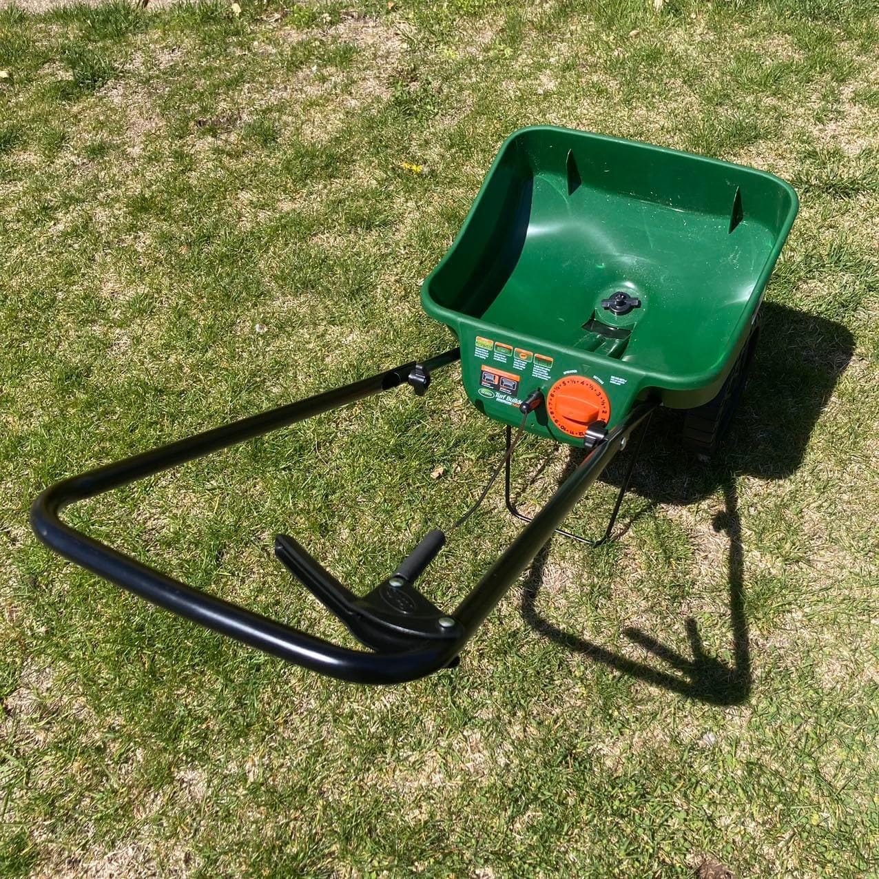 Scotts Turf Builder EdgeGuard Mini Broadcast Spreader customer photo 1