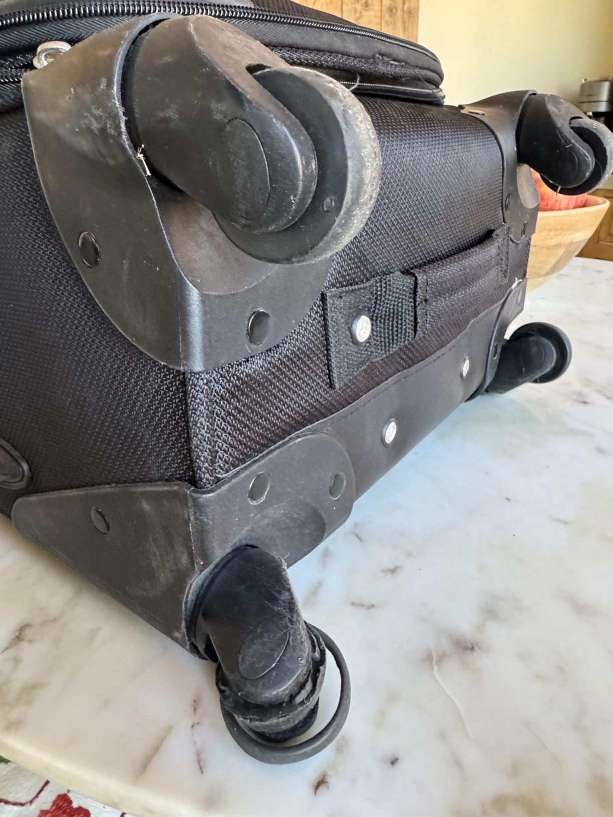 SwissGear Sion Carry-On Spinner Luggage, Softside Expandable, Lightweight Suitcase, Dark Grey, 22.75-Inch customer photo 1