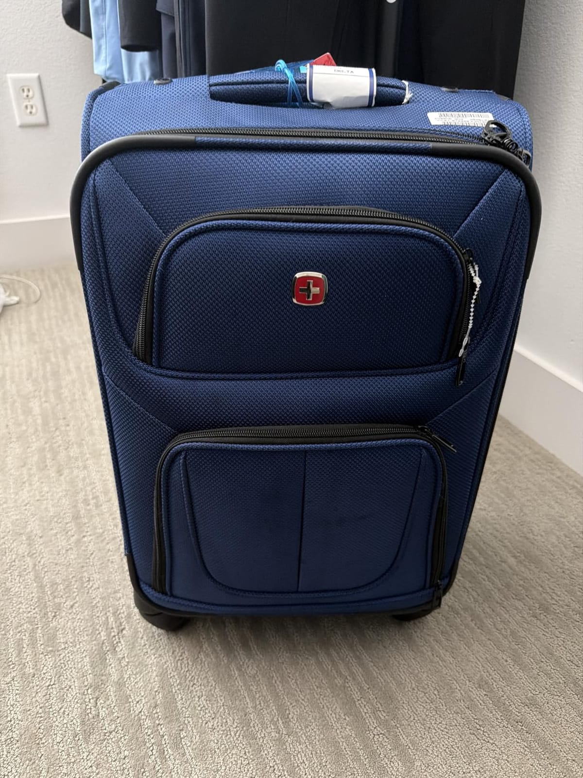 SwissGear Sion Carry-On Spinner Luggage, Softside Expandable, Lightweight Suitcase, Dark Grey, 22.75-Inch customer photo 2