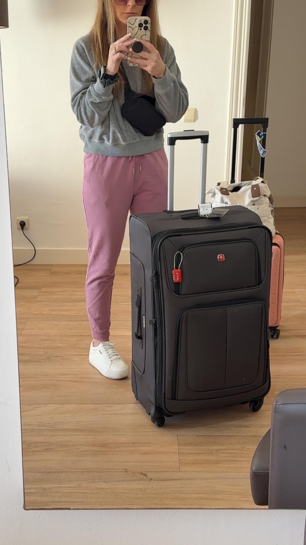 SwissGear Sion Softside Expandable Spinner Luggage Durable Lightweight Travel Suitcase, Black, Checked-Large customer photo 2