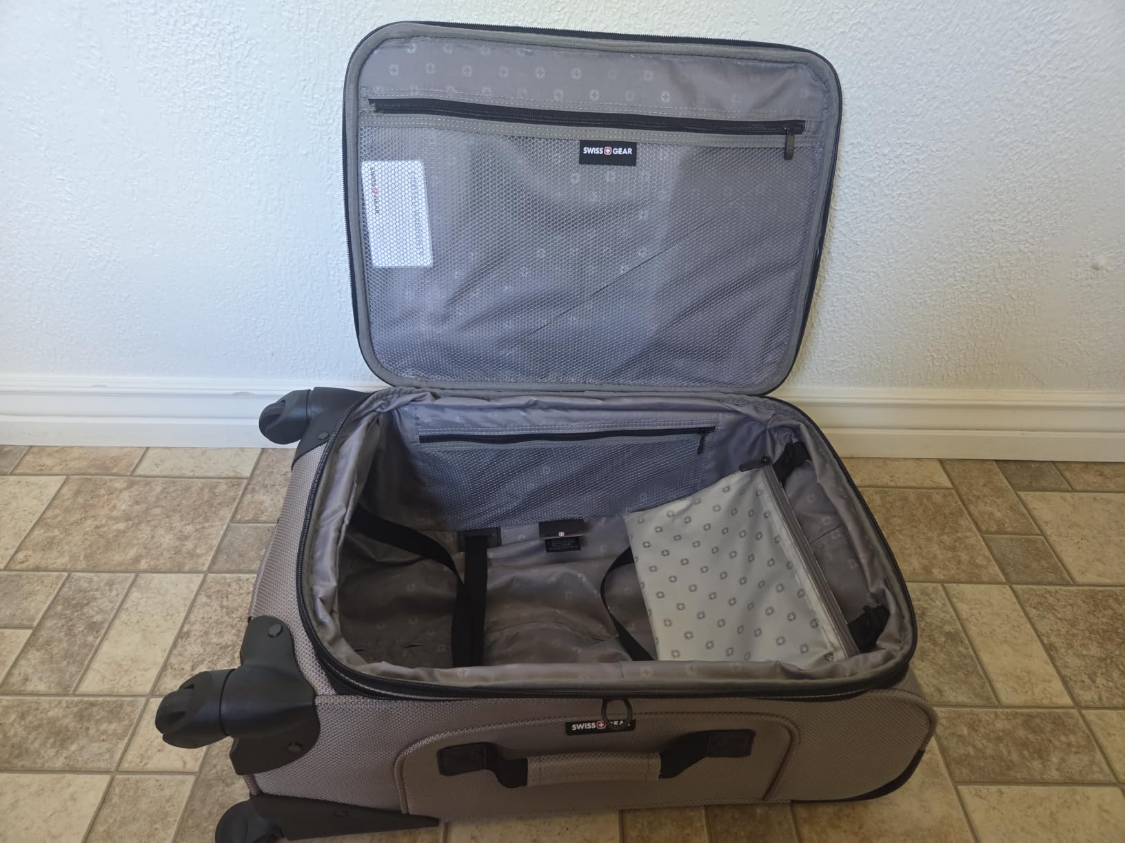 SwissGear Sion Carry-On Spinner Luggage, Softside Expandable, Lightweight Suitcase, Blue, 22.75-Inch customer photo 1