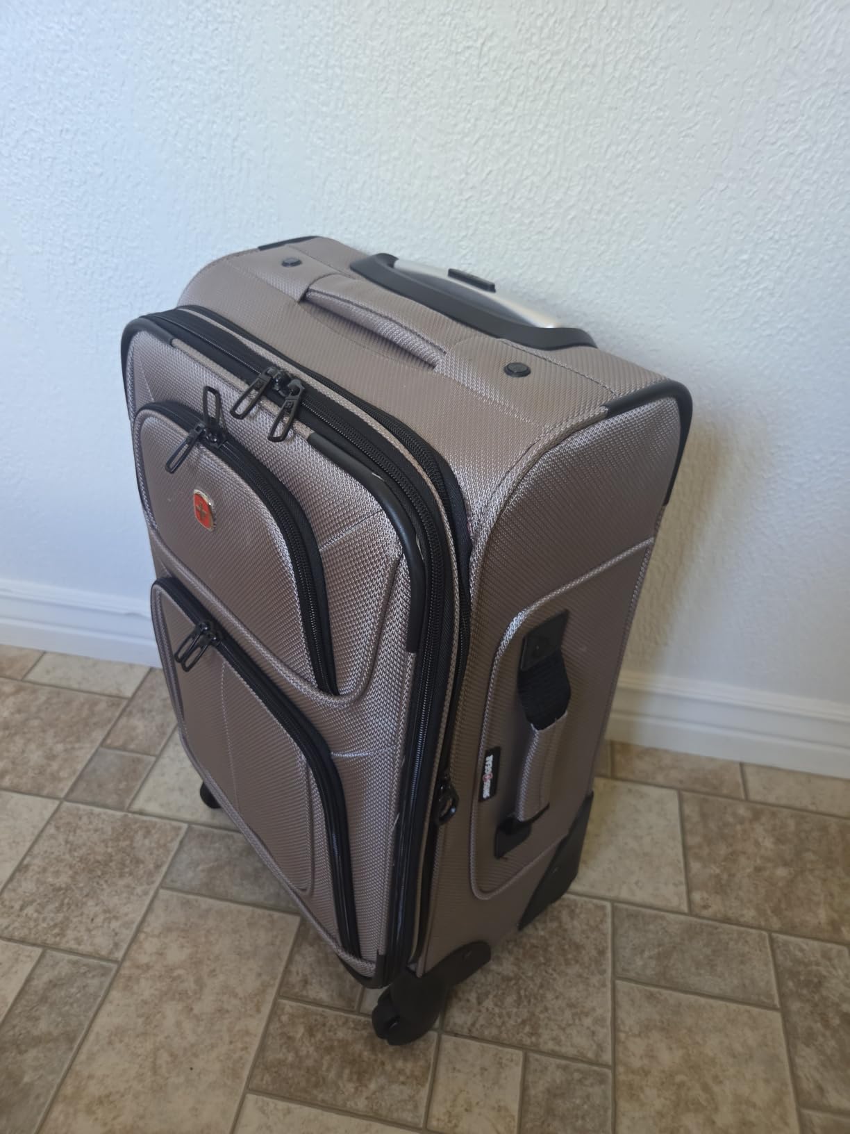 SwissGear Sion Carry-On Spinner Luggage, Softside Expandable, Lightweight Suitcase, Blue, 22.75-Inch customer photo 2