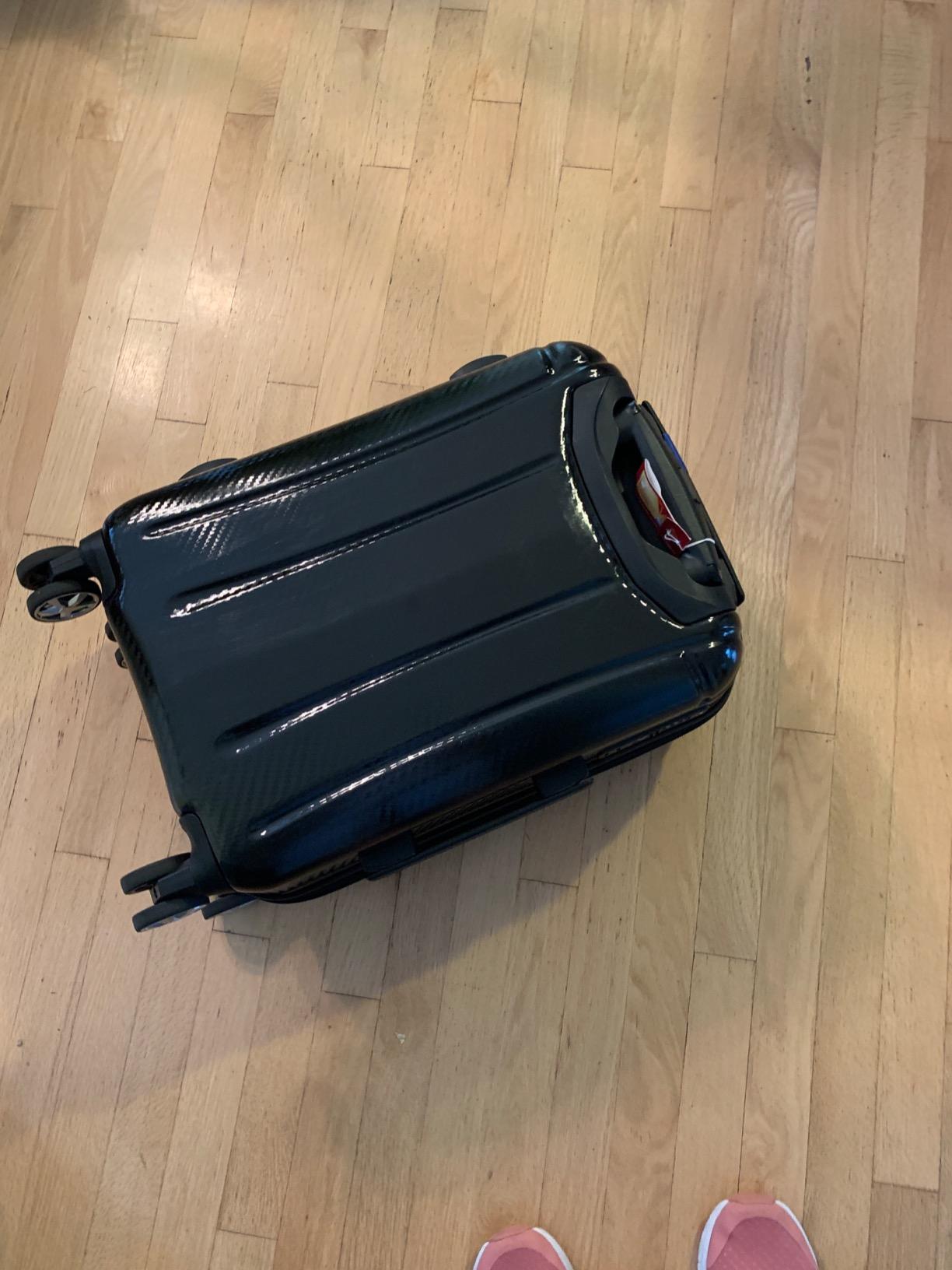 Amazon Basics 30-Inch Hardside Checked Spinner Luggage With TSA Lock, Lightweight Expandable Suitcase, Scratch-Resistant Surface, 8 Multi-directional Wheels, Black customer photo 2