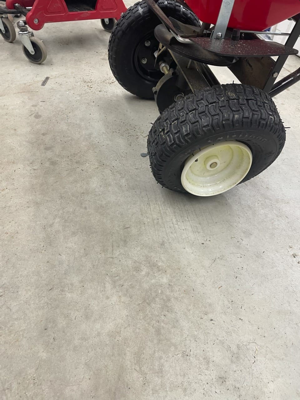 Buyers Products 3039632R 100 lb All-Season Walk-Behind Broadcast Spreader customer photo 1