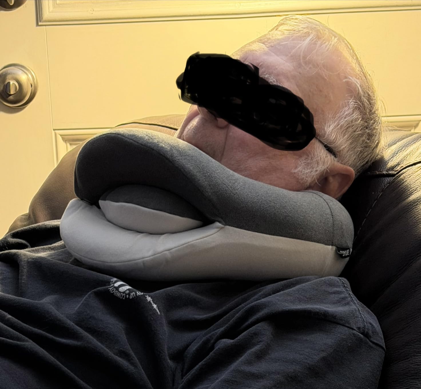 BUYUE Travel Neck Pillows for Airplanes, Memory Foam 360° Head Support Sleep for Long Flight, Skin-Friendly & Breathable, Kit with Eye Mask, Earplugs and Storage Bag (Adult, Black, 90+ lbs) customer photo 1