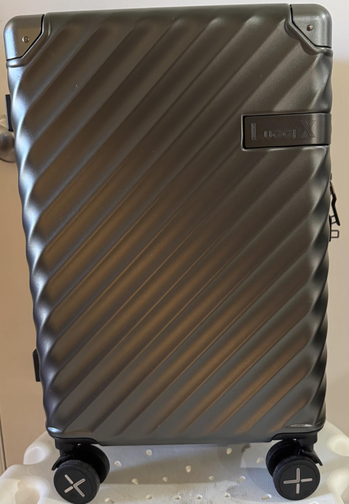 LUGGEX 20 Inch Carry On Luggage 22x14x9 Airline Approved, Charcoal Metallic customer photo 2