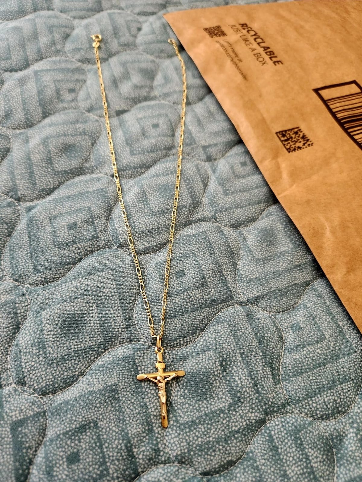 Amazon Essentials 14k Gold or Sterling Silver Plated Figaro Chain Necklace customer photo 2