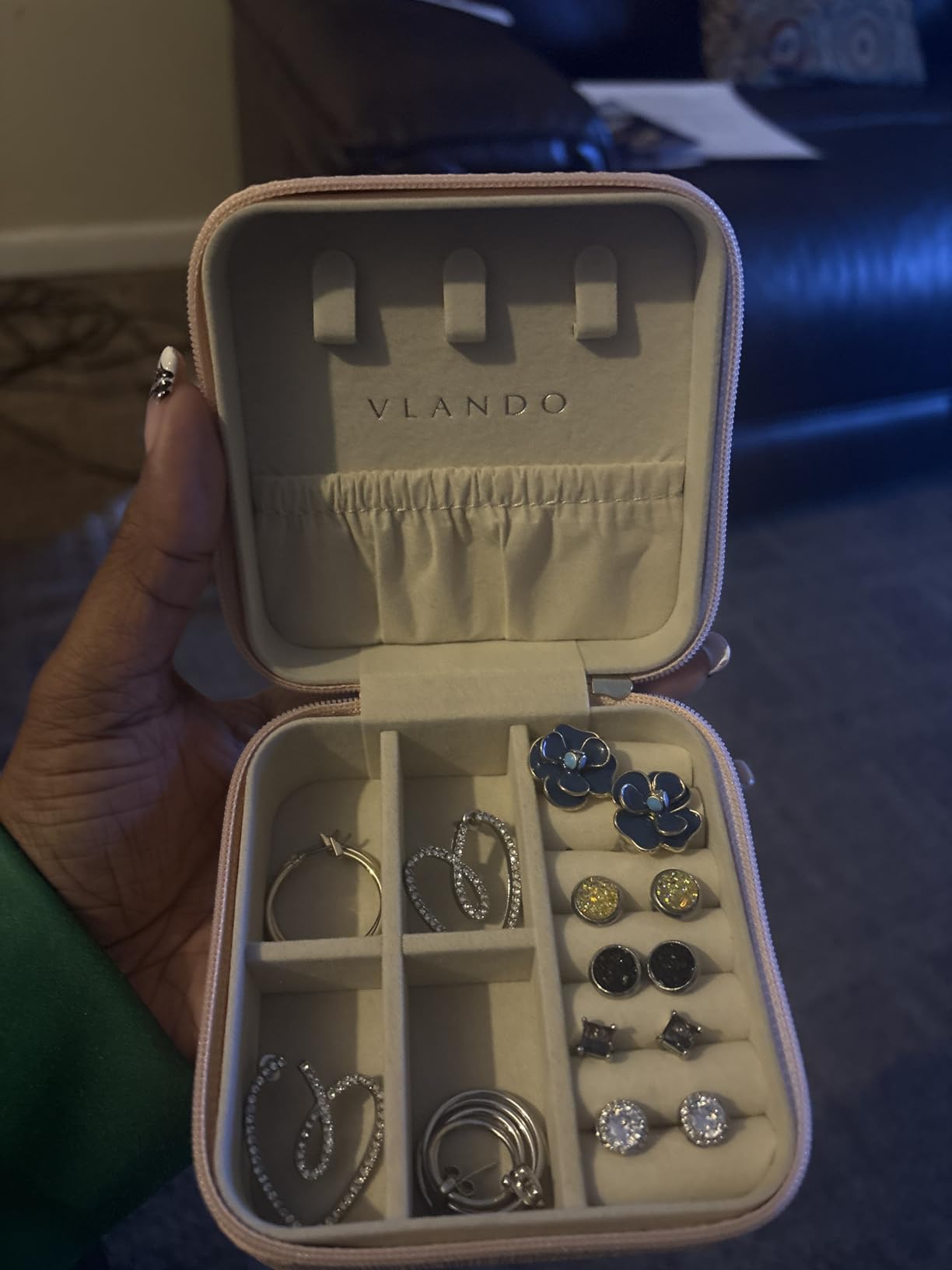 VLANDO Travel Jewelry Case, Compact Design, Necklace Hook, Anti-Tangle customer photo 1