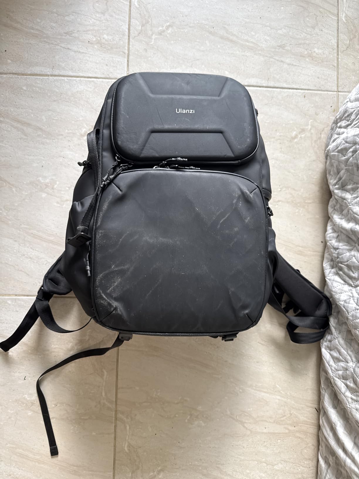 ULANZI BP10 35L Hardshell Camera Backpack, Professional Splash-proof Photography Camera Case Anti Theft Travel f Photographers Unisex Drone DSLR Mirrorless Camera Lens Tripod Holder 17'' Laptop Black customer photo 1