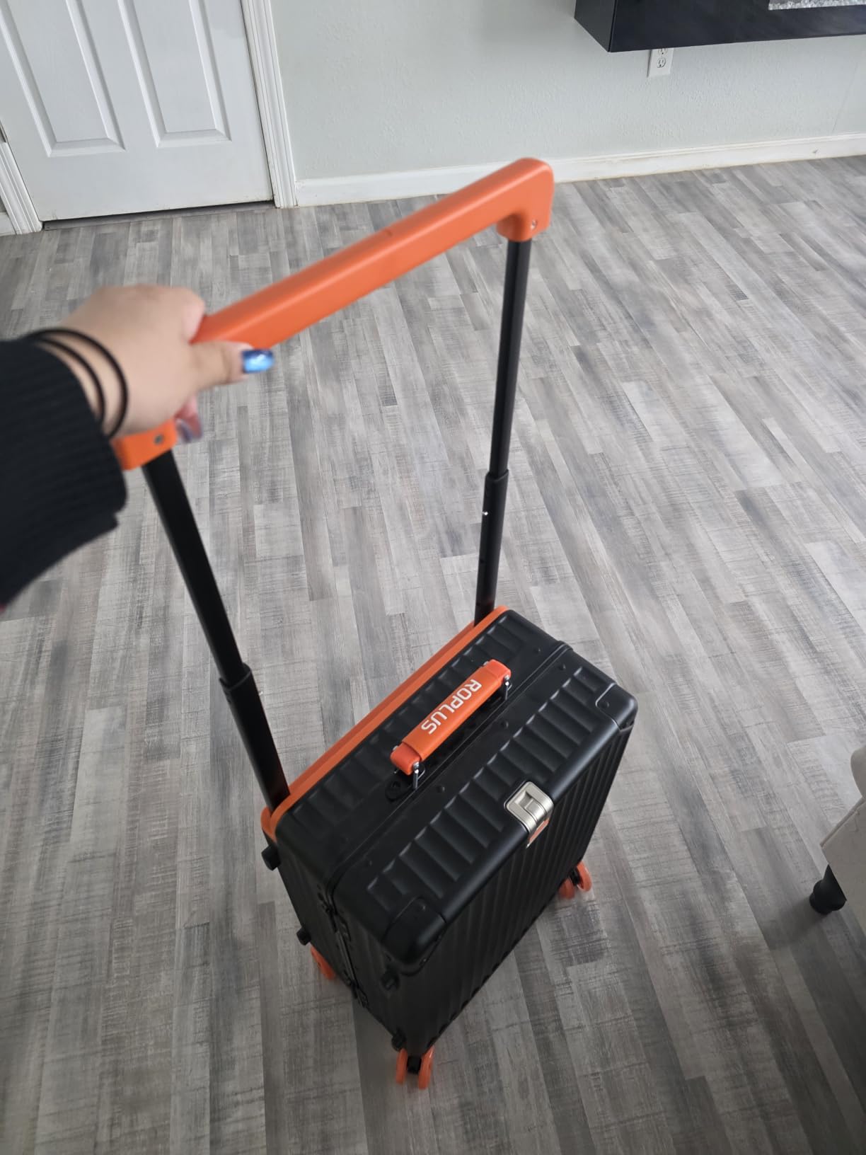 ROPLUS Aluminium Frame Checked-Luggage with Smooth Jelly Wheels, Hardside Zipperless Rolling Suitcase with TSA Lock (Grey, 28-Inch) customer photo 2
