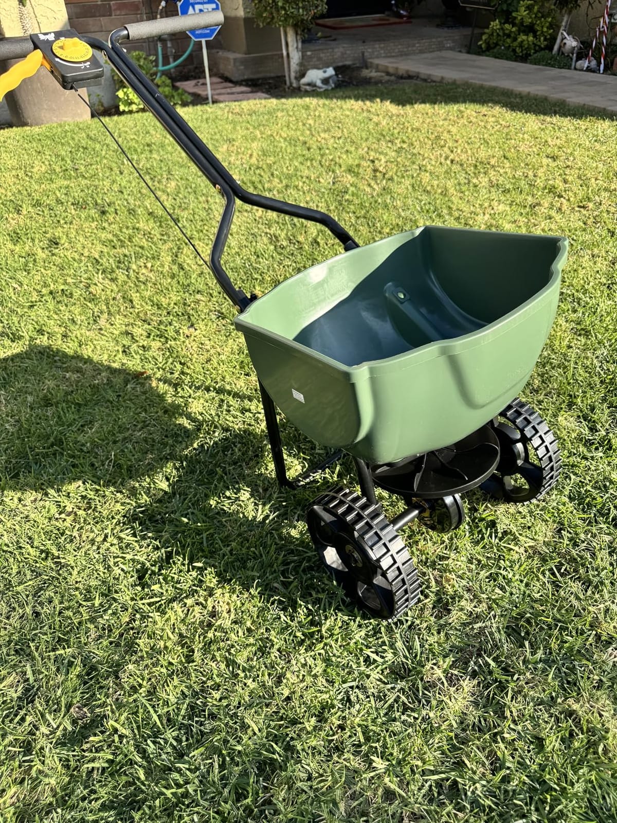 Amazon Basics Fertilizer Spreader for Lawn, Evenly Spreading, Multi-Gear System, Covers 5000 Square Feet per Load, 33 Pounds, 0.53 Cubic Feet, All Season, 1-Pack customer photo 2