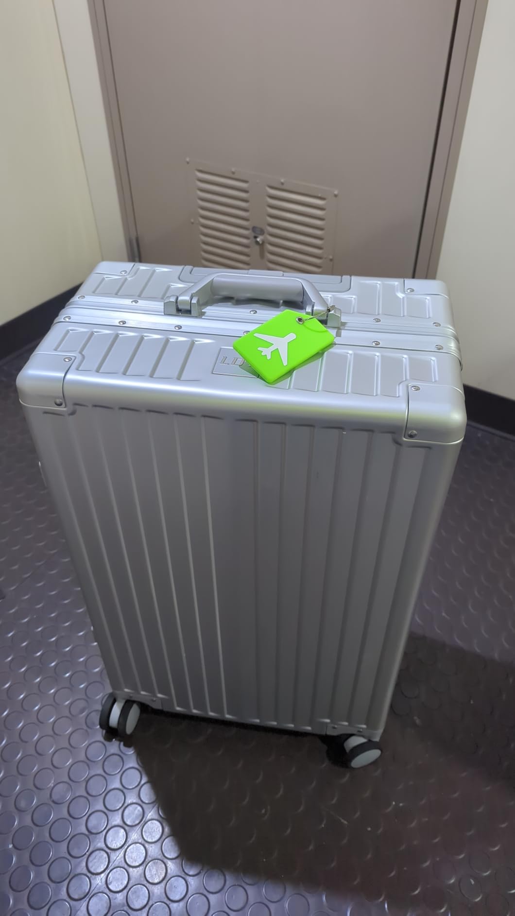 VentureVault All Aluminum 24 Inch Luggage With Spinner Wheels,Silver customer photo 1